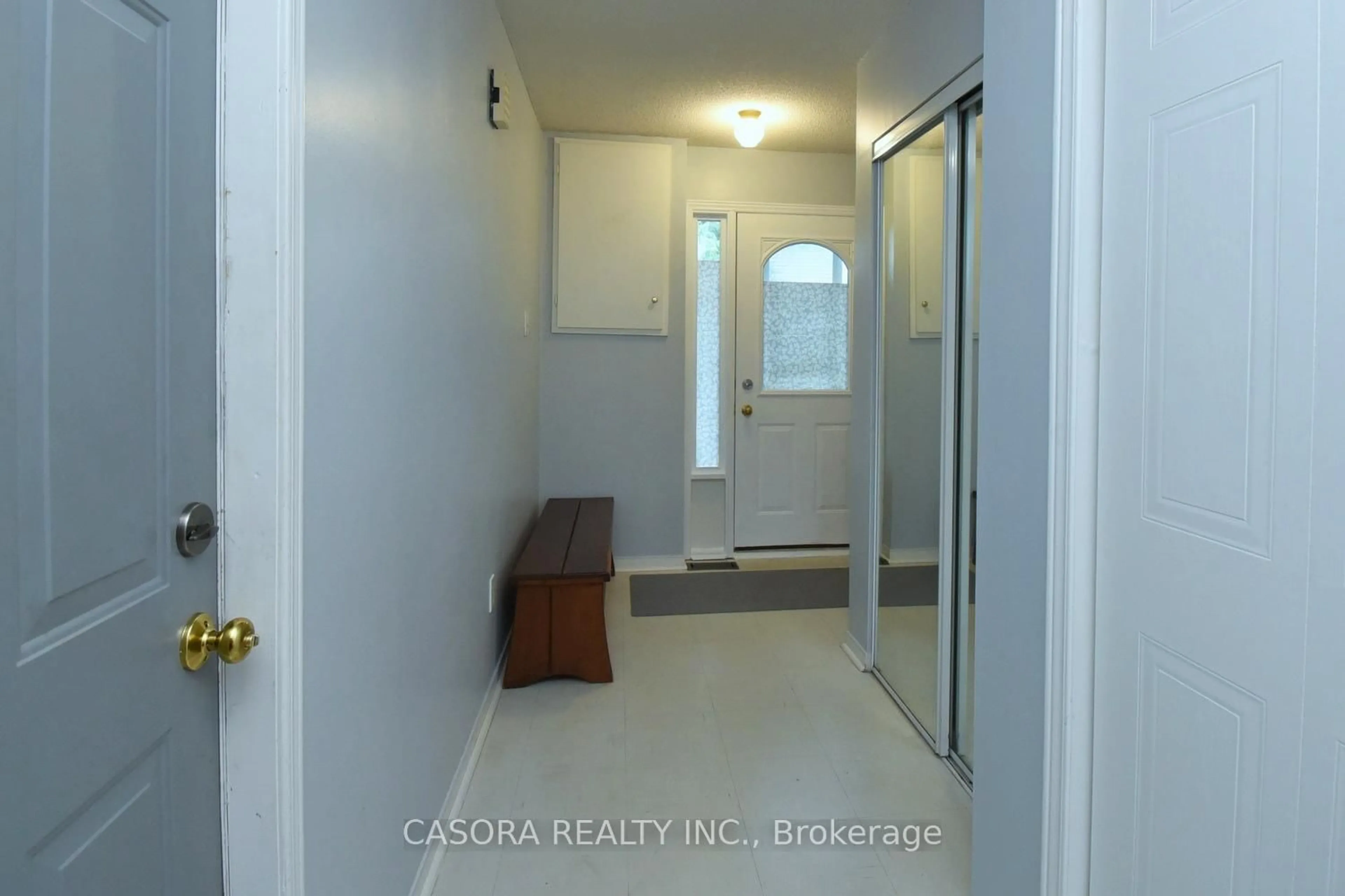 Indoor entryway for 2530 NORTHAMPTON Blvd #33, Burlington Ontario L7M 4B4