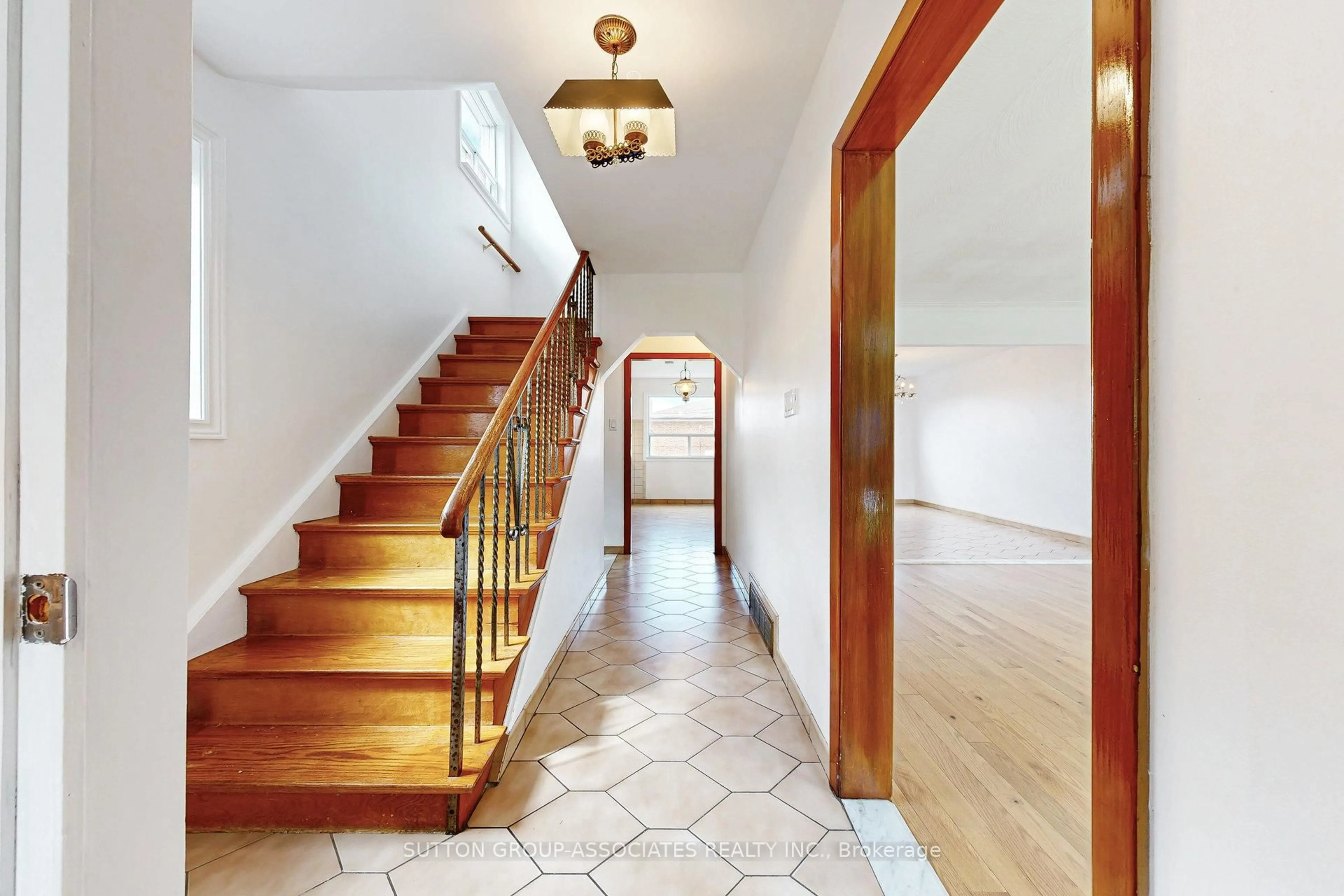 Indoor foyer for 22 Woodenhill Crt, Toronto Ontario M6M 1K9