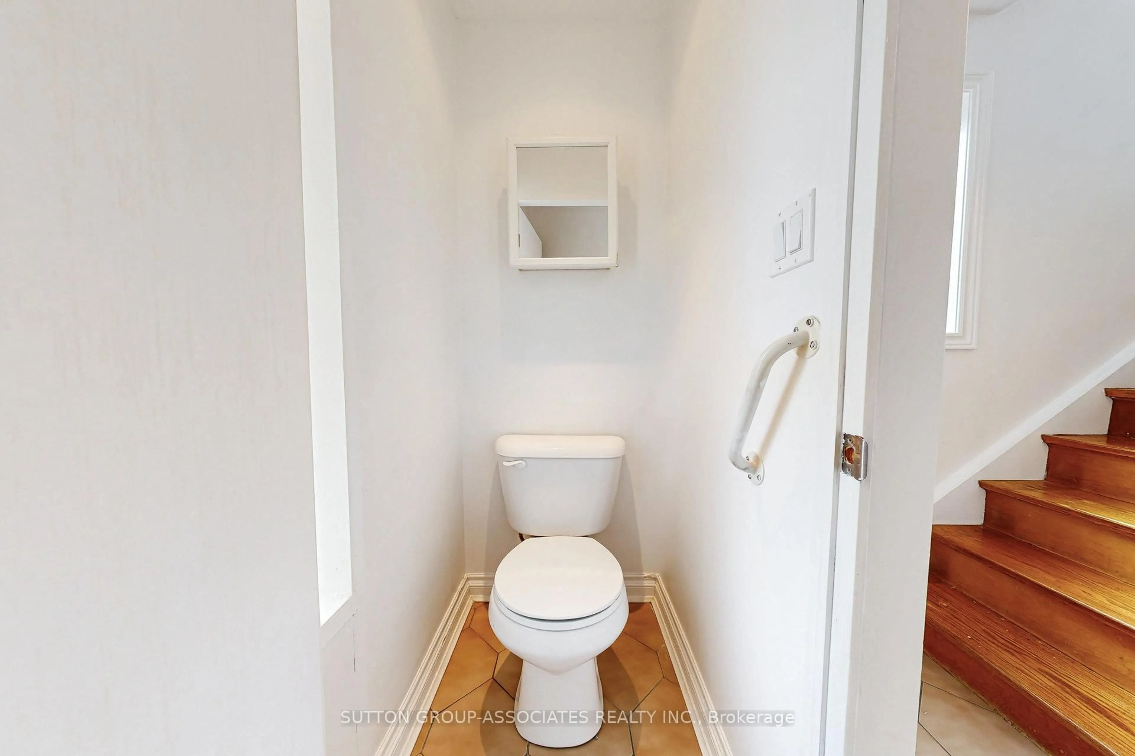 Standard bathroom, unknown for 22 Woodenhill Crt, Toronto Ontario M6M 1K9