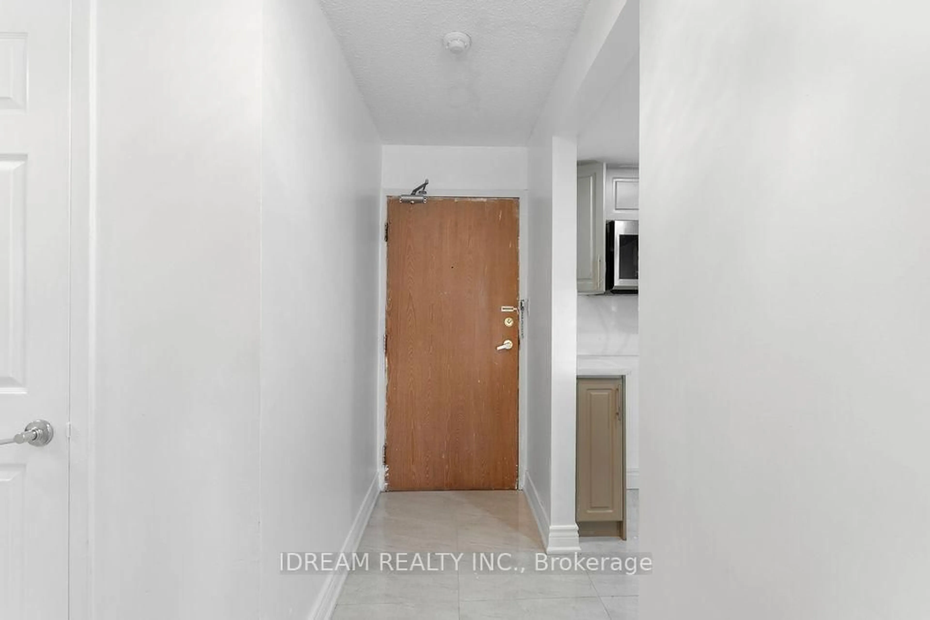 Indoor entryway for 25 Agnes St #1208, Mississauga Ontario L5B 3X7