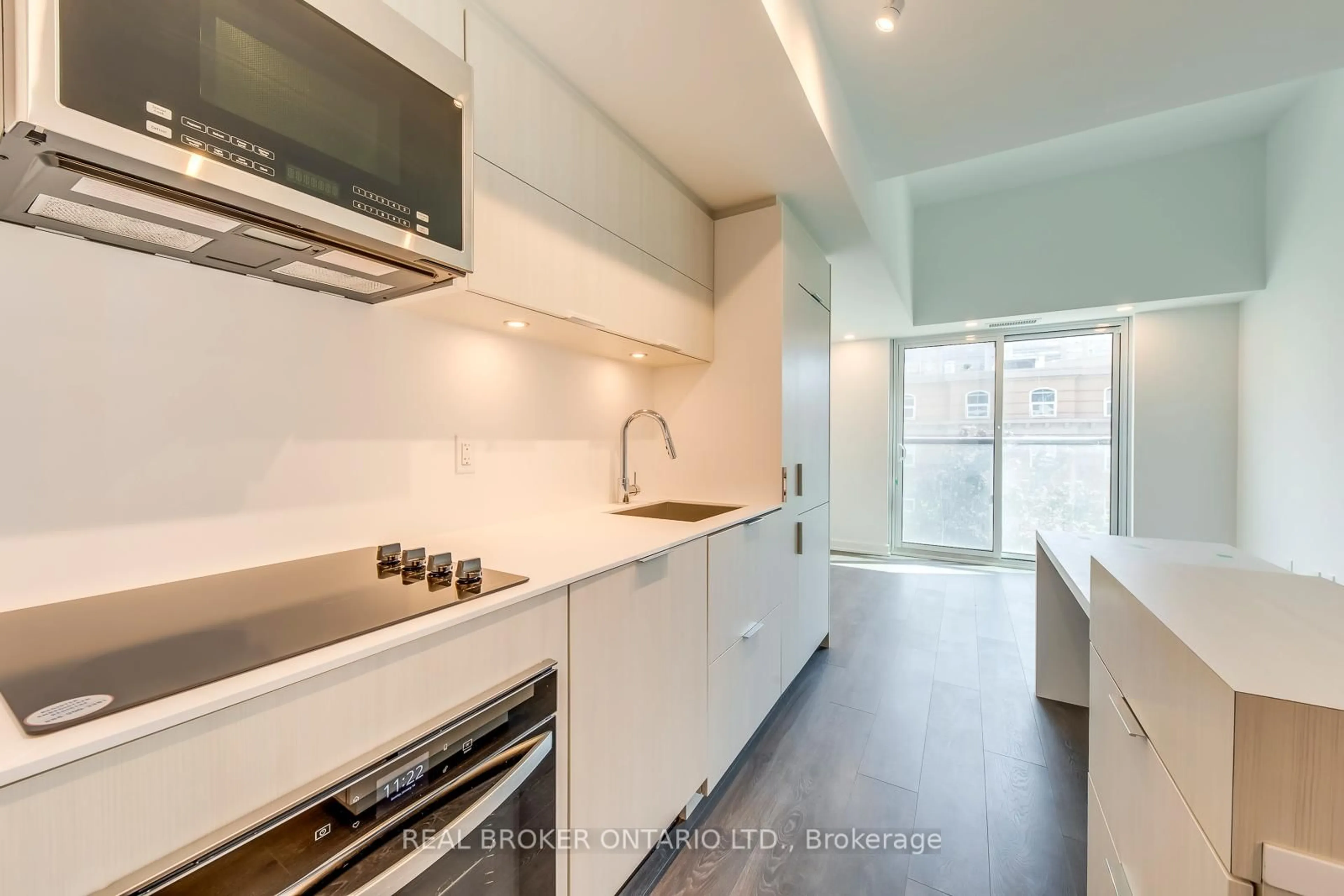 Standard kitchen, ceramic/tile floor for 370 Martha St #303, Burlington Ontario L7R 0G9