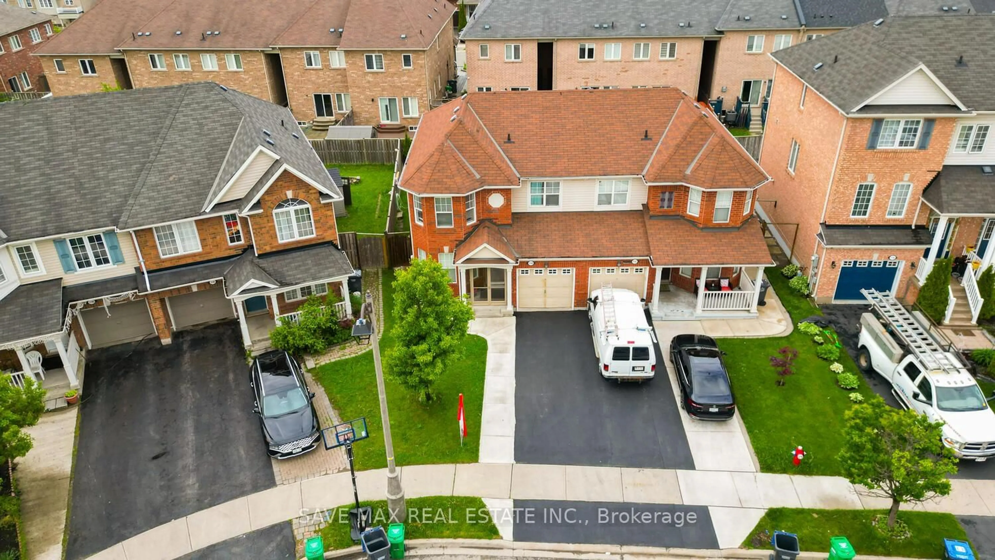 A pic from outside/outdoor area/front of a property/back of a property/a pic from drone, street for 114 Decker Hollow Circ, Brampton Ontario L6X 0L5