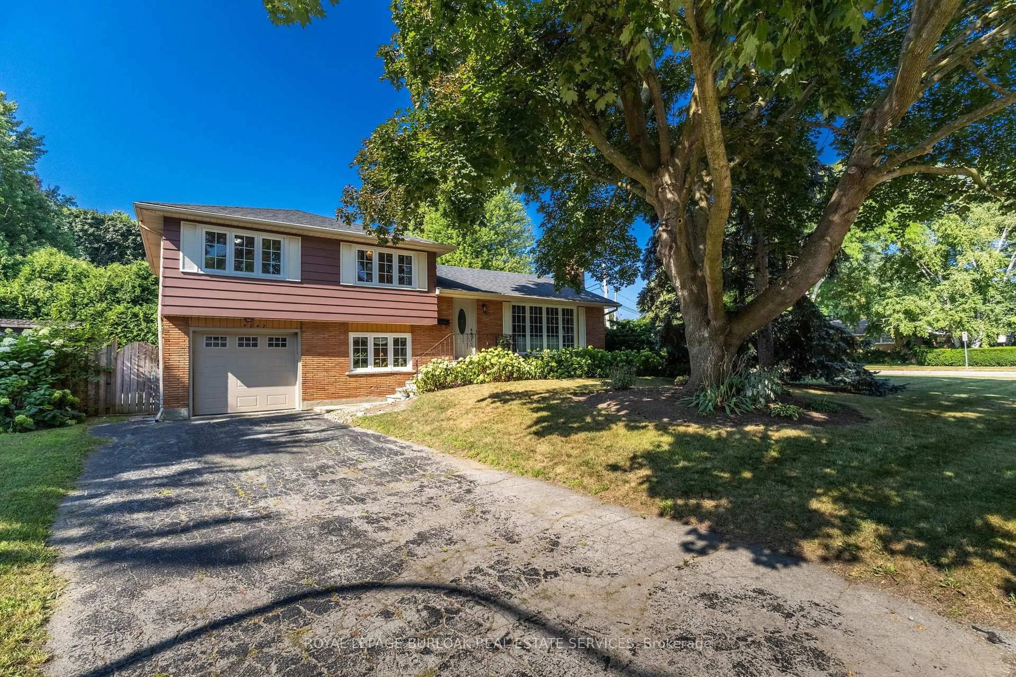 A pic from outside/outdoor area/front of a property/back of a property/a pic from drone, street for 4042 Melba Lane, Burlington Ontario L7L 2C3