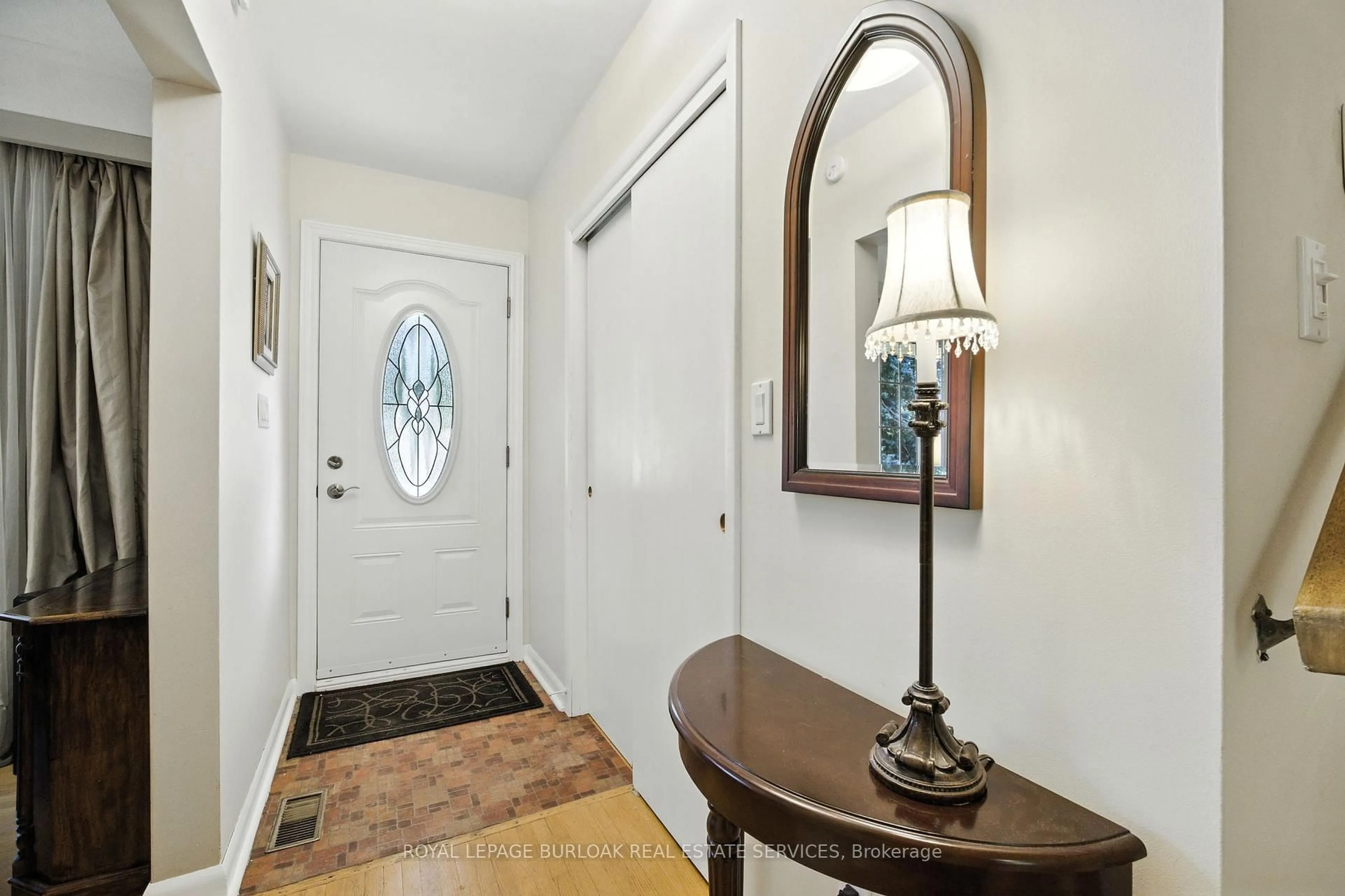 Indoor entryway for 4042 Melba Lane, Burlington Ontario L7L 2C3