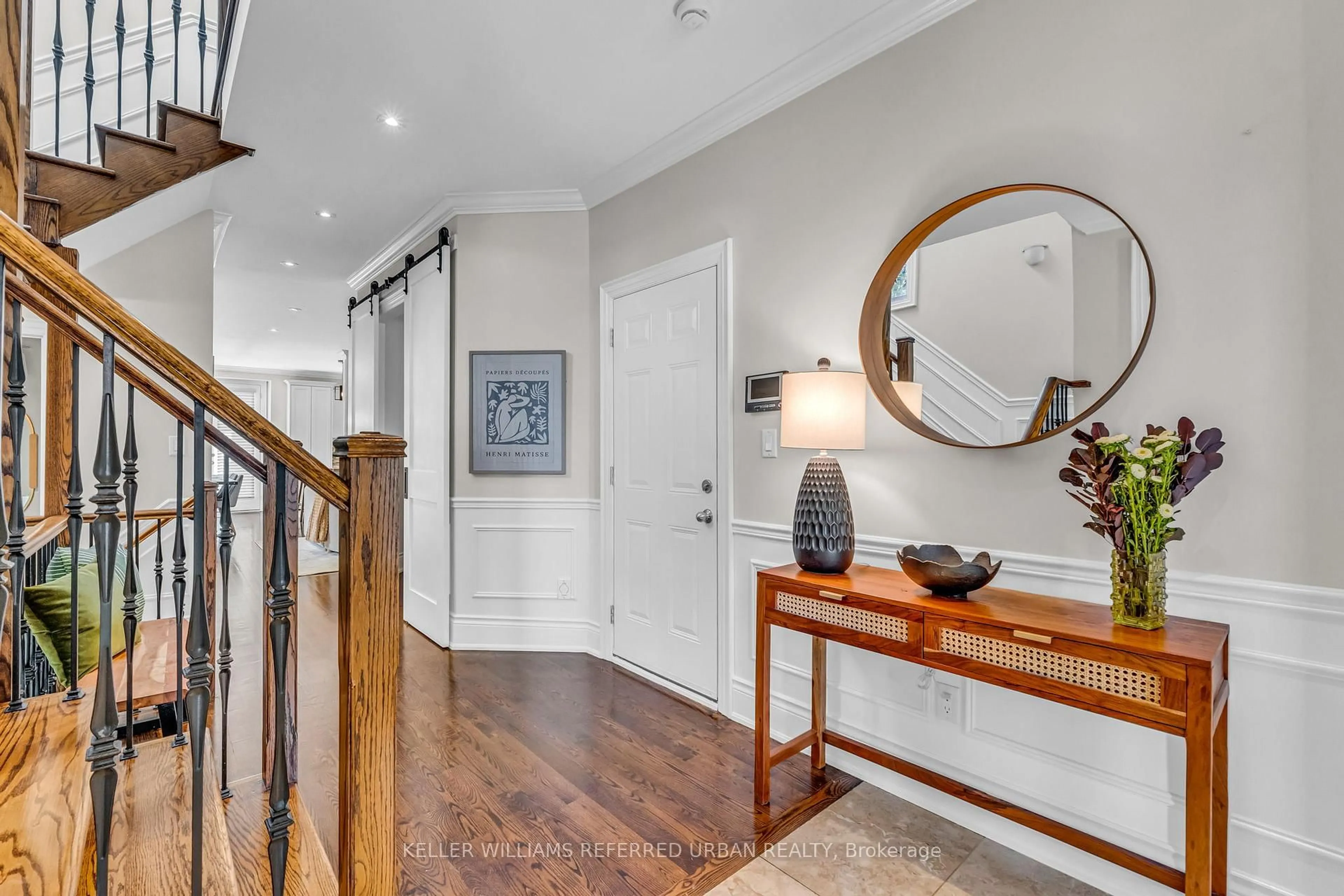 Indoor entryway for 31 Bisset Ave, Toronto Ontario M8W 2T1