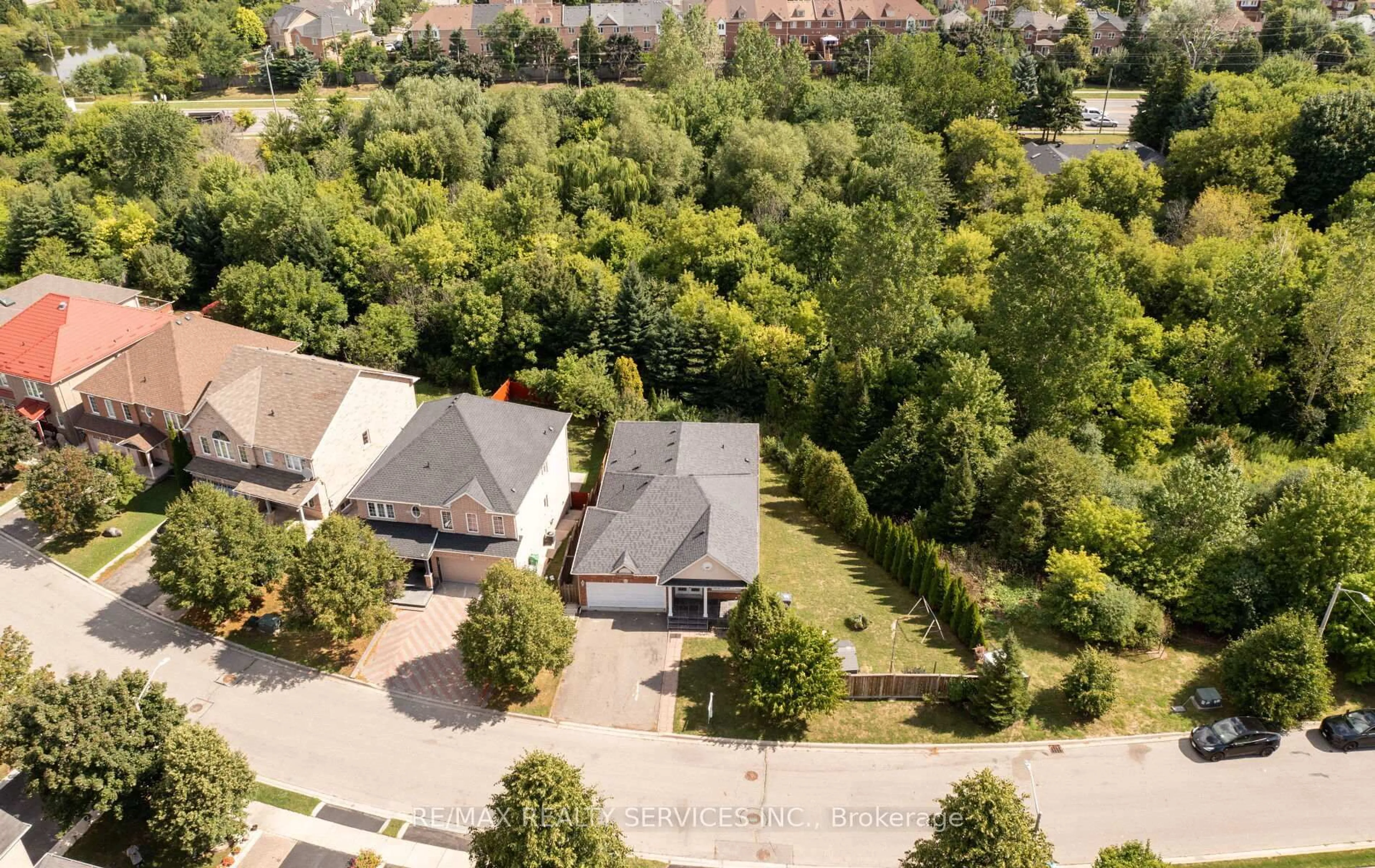 A pic from outside/outdoor area/front of a property/back of a property/a pic from drone, unknown for 47 Echoridge Dr, Brampton Ontario L7A 3K8