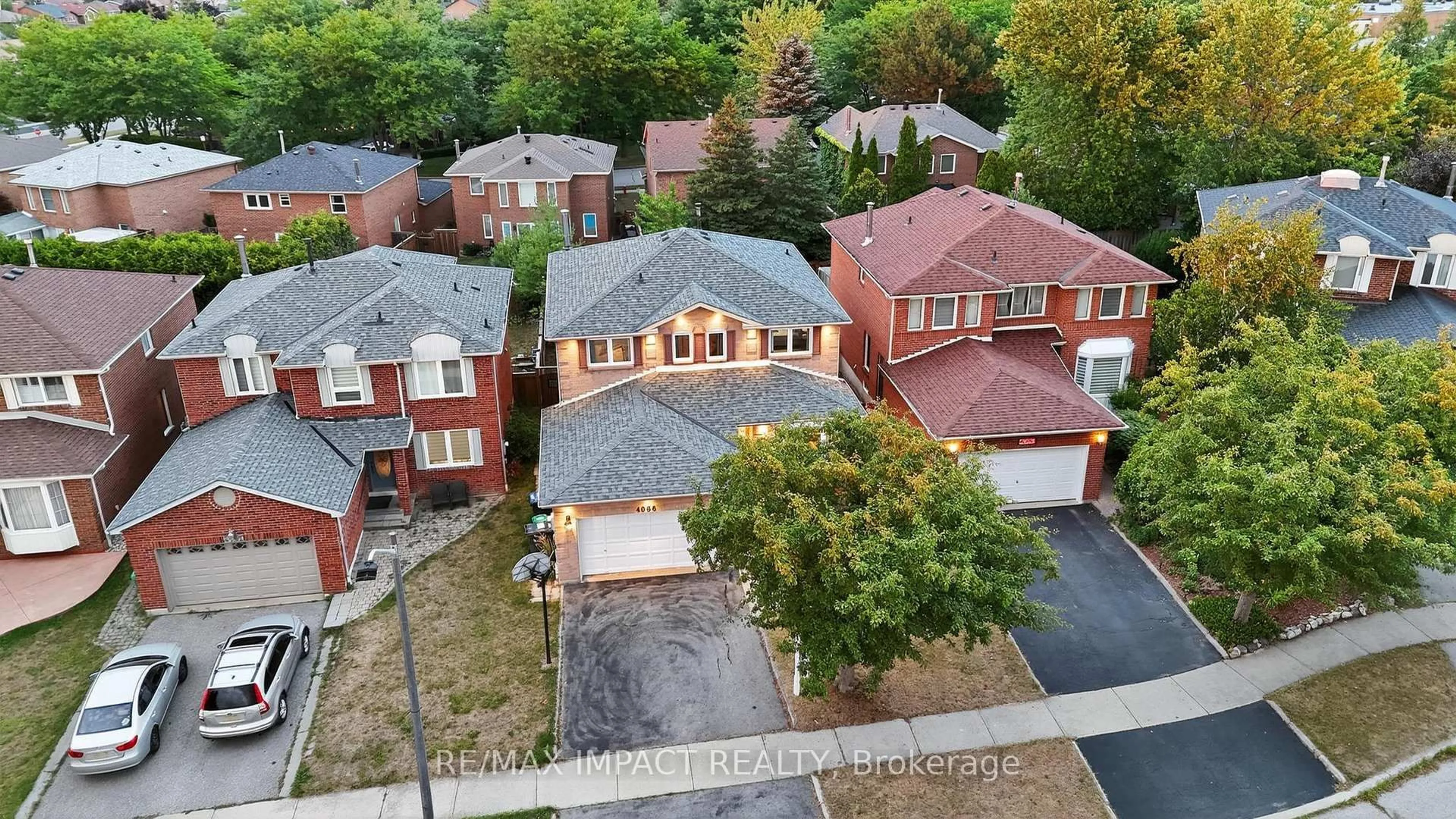 A pic from outside/outdoor area/front of a property/back of a property/a pic from drone, street for 4086 Rossland Cres, Mississauga Ontario L5L 4B8