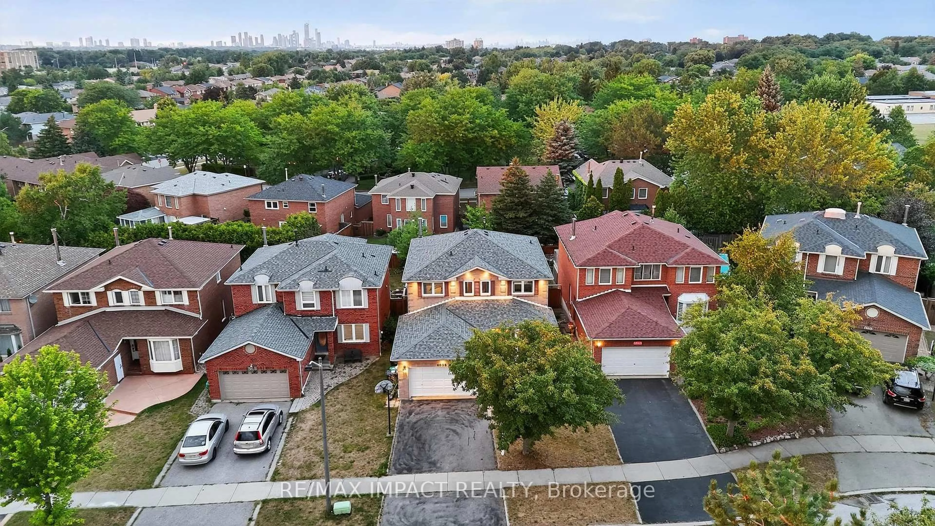 A pic from outside/outdoor area/front of a property/back of a property/a pic from drone, city buildings view from balcony for 4086 Rossland Cres, Mississauga Ontario L5L 4B8