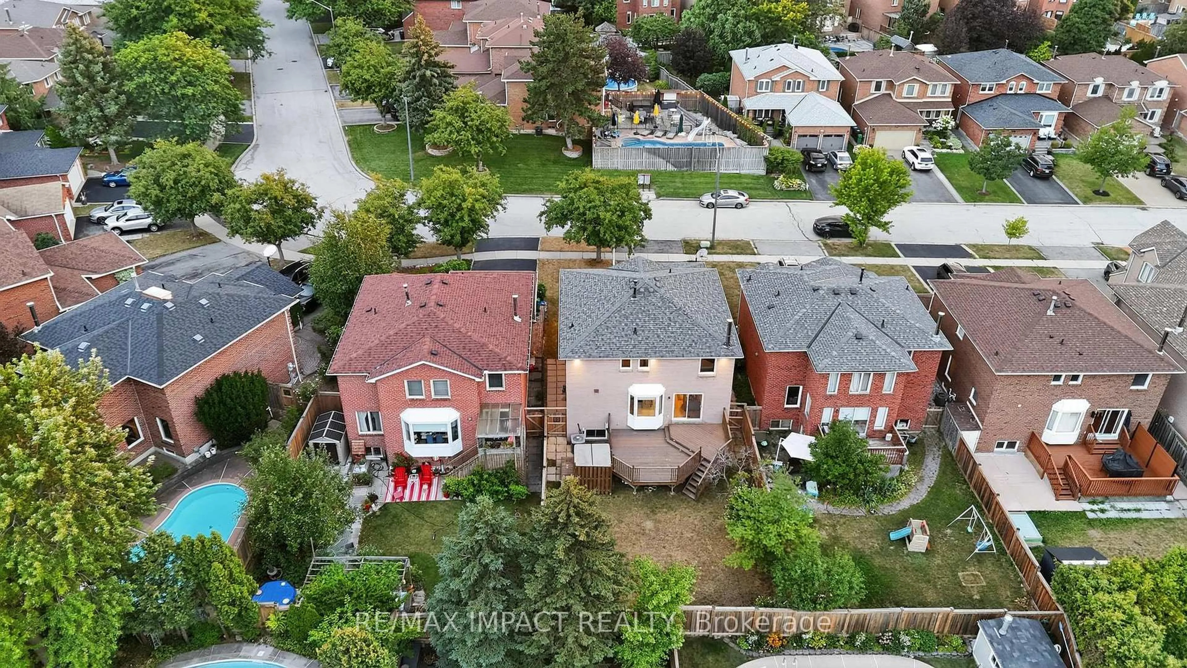 A pic from outside/outdoor area/front of a property/back of a property/a pic from drone, street for 4086 Rossland Cres, Mississauga Ontario L5L 4B8