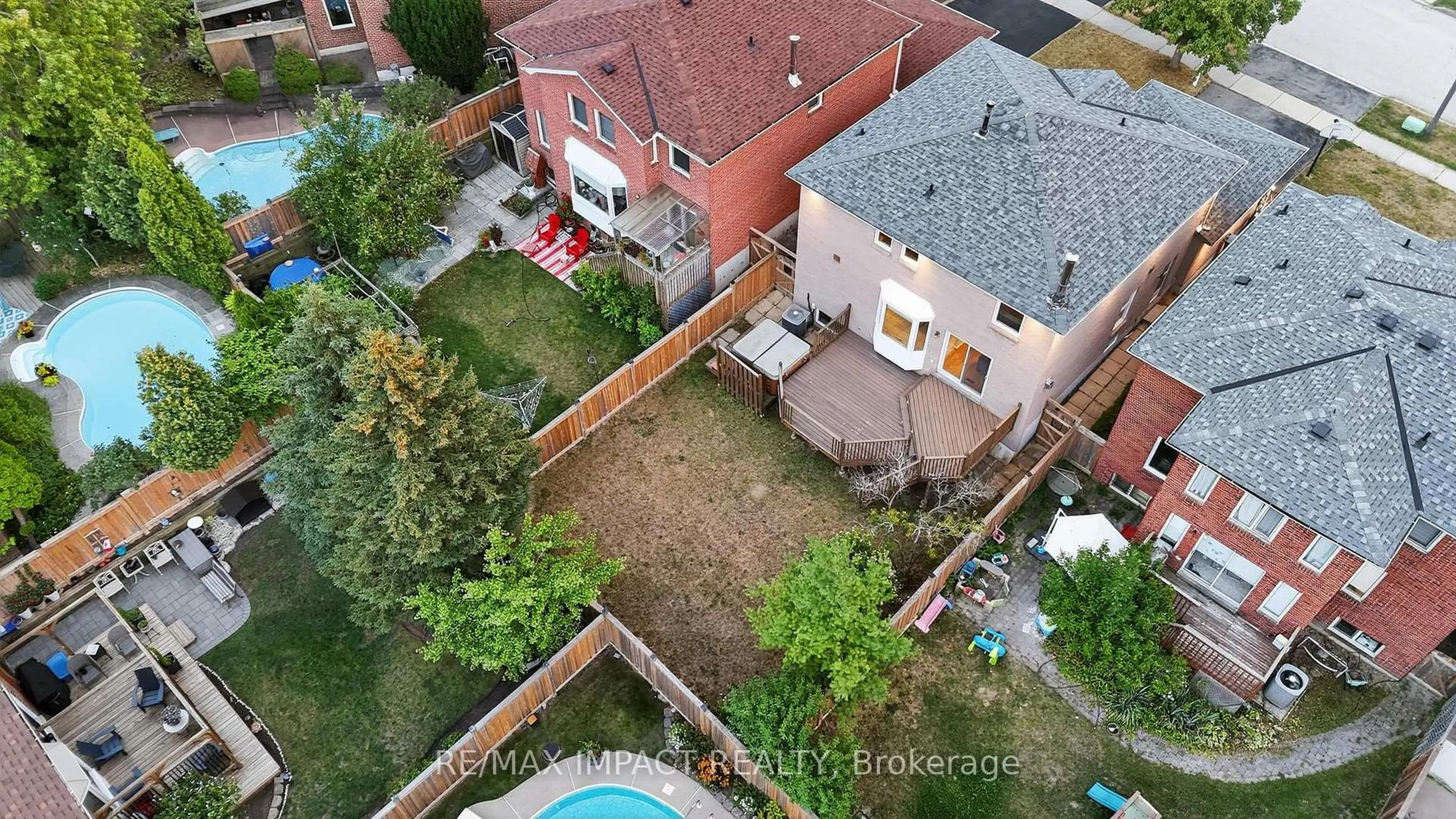 A pic from outside/outdoor area/front of a property/back of a property/a pic from drone, city buildings view from balcony for 4086 Rossland Cres, Mississauga Ontario L5L 4B8