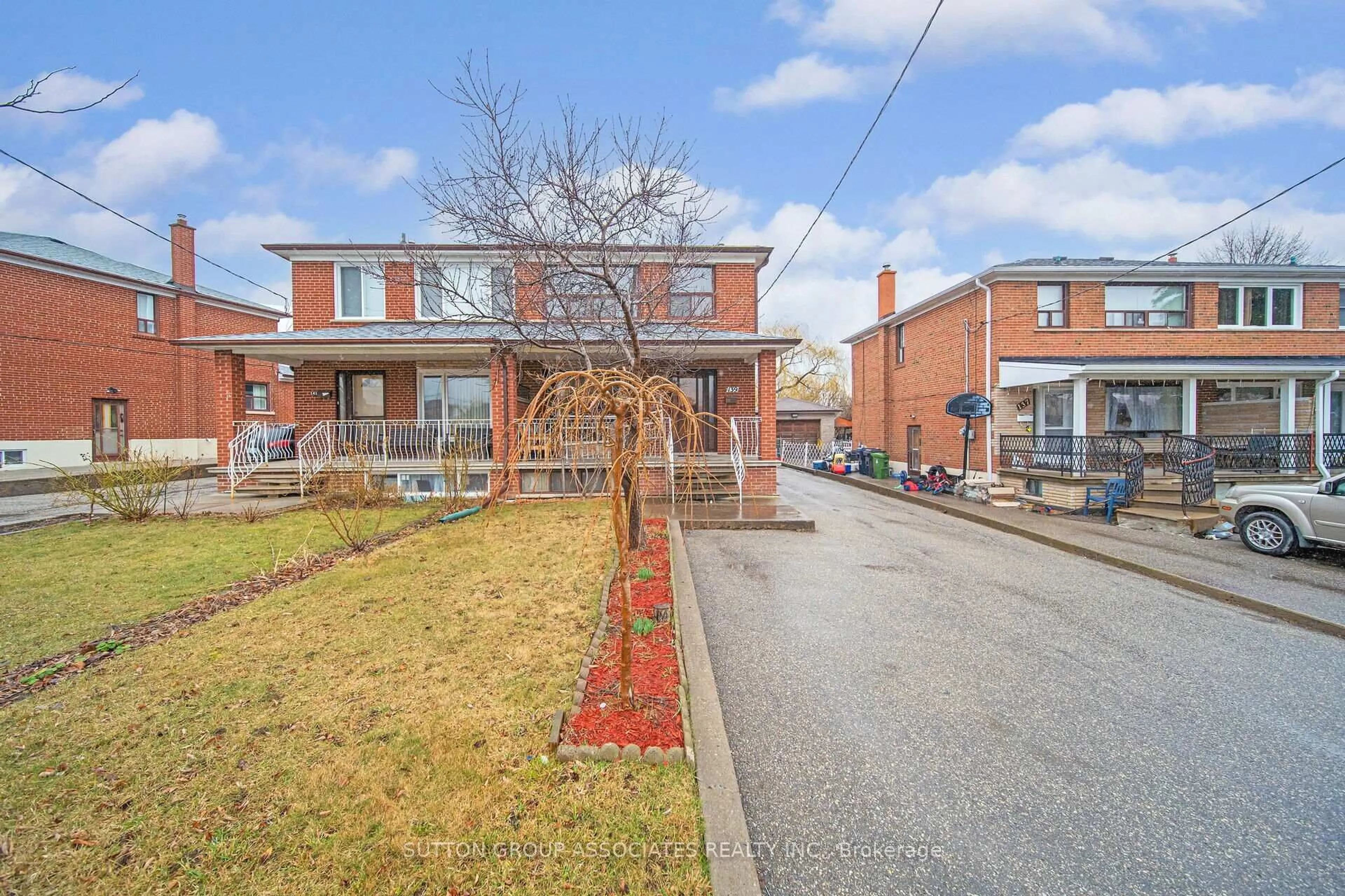 Patio, street for 139 Giltspur Dr, Toronto Ontario M3L 1M4