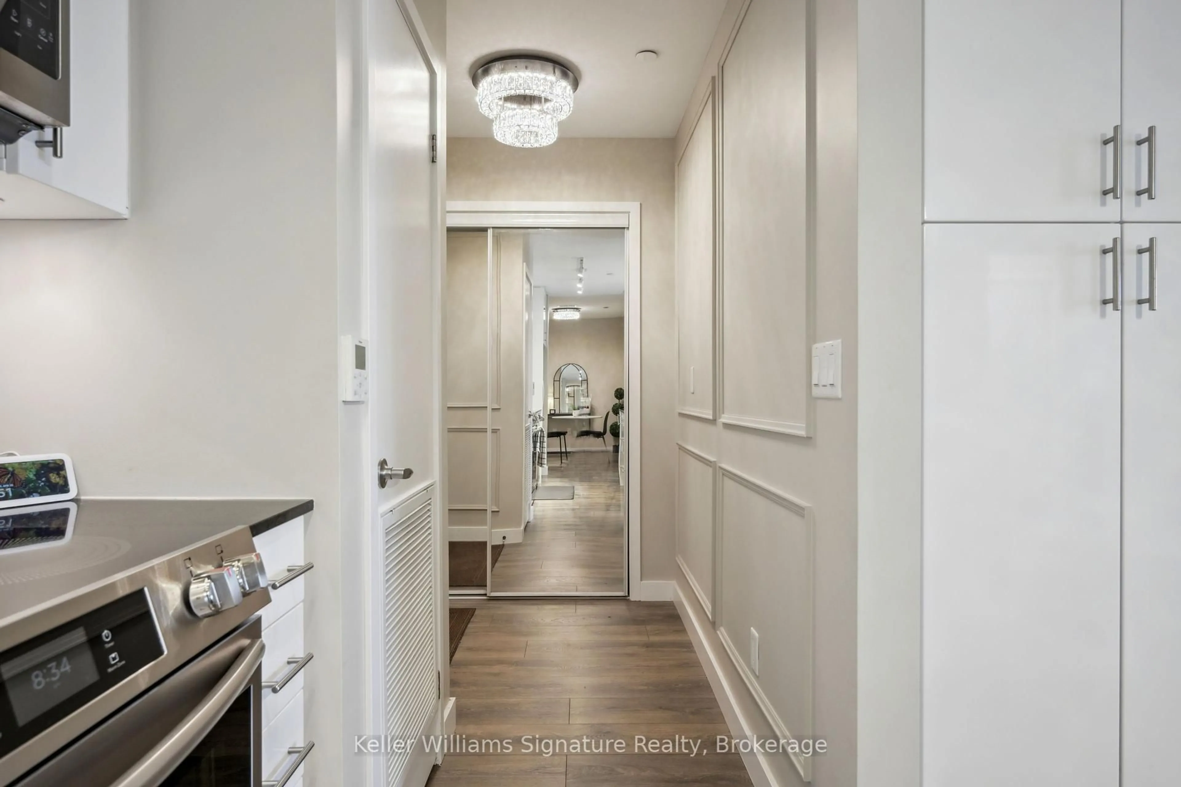 Indoor entryway for 168 Sabina Dr #219, Oakville Ontario L6H 0W5