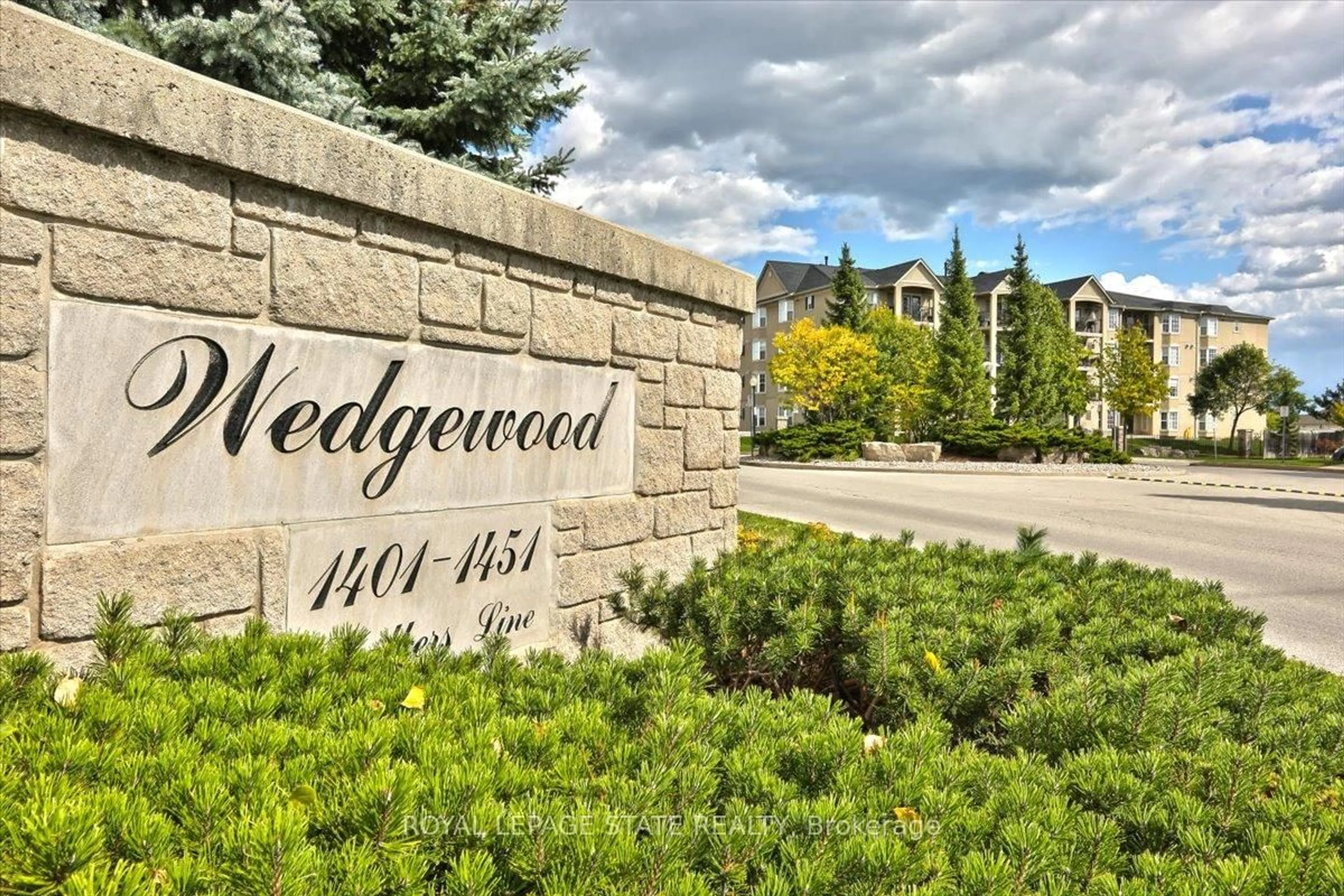 Indoor foyer for 1411 Walker's Line #301, Burlington Ontario L7M 4P5