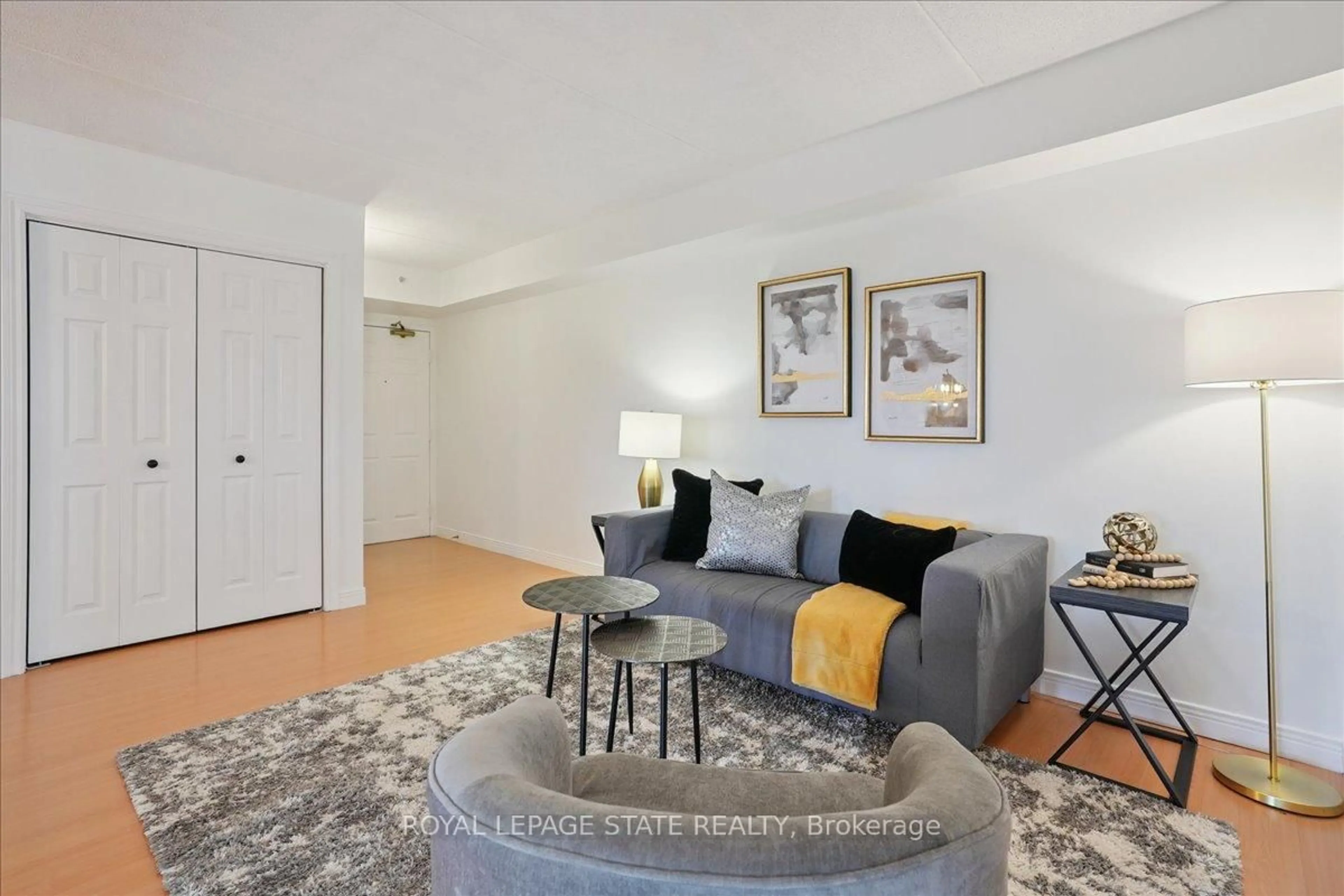 Living room with furniture, carpet floor for 1411 Walker's Line #301, Burlington Ontario L7M 4P5
