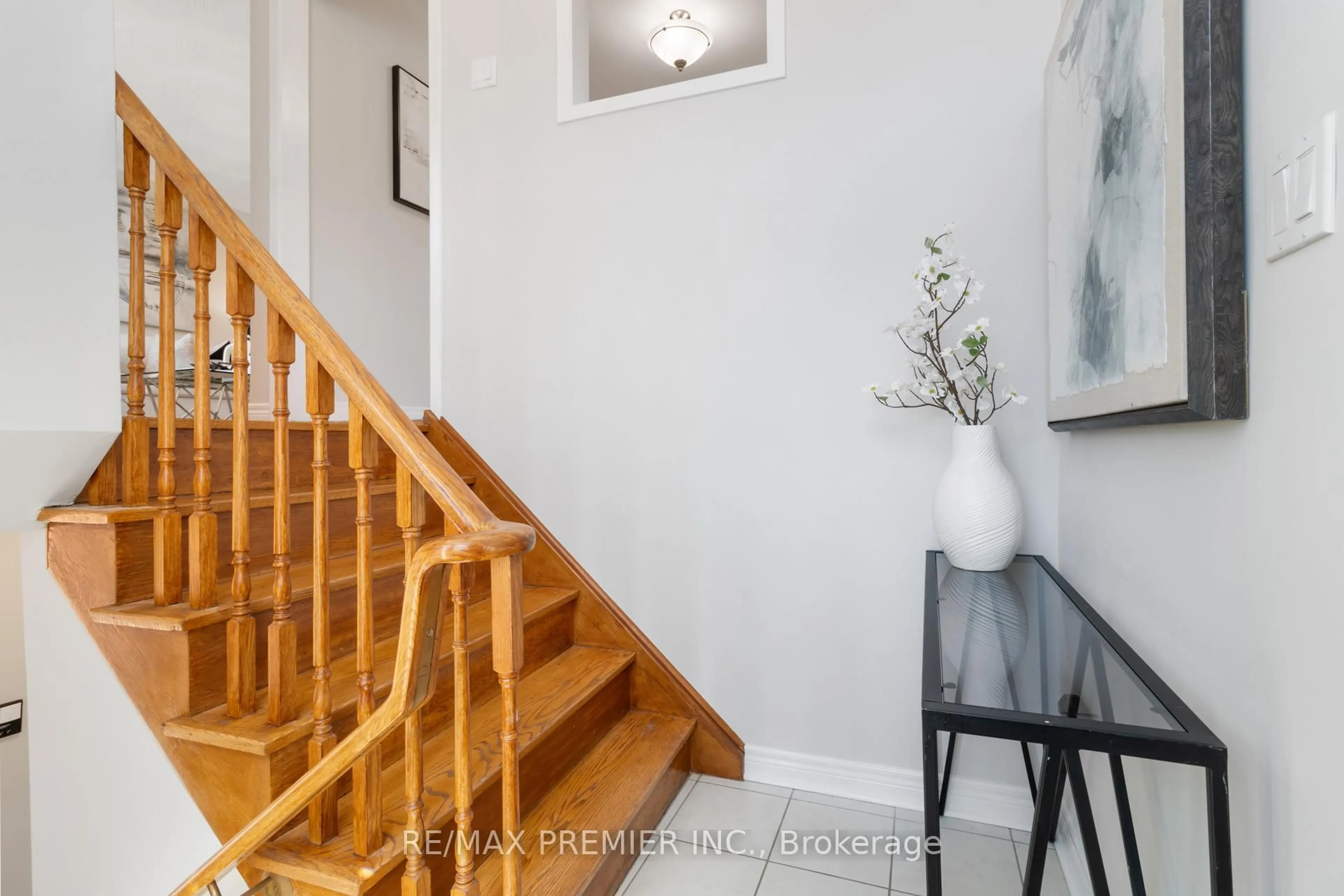 Indoor entryway for 9 Elana Dr, Toronto Ontario M3N 2C1