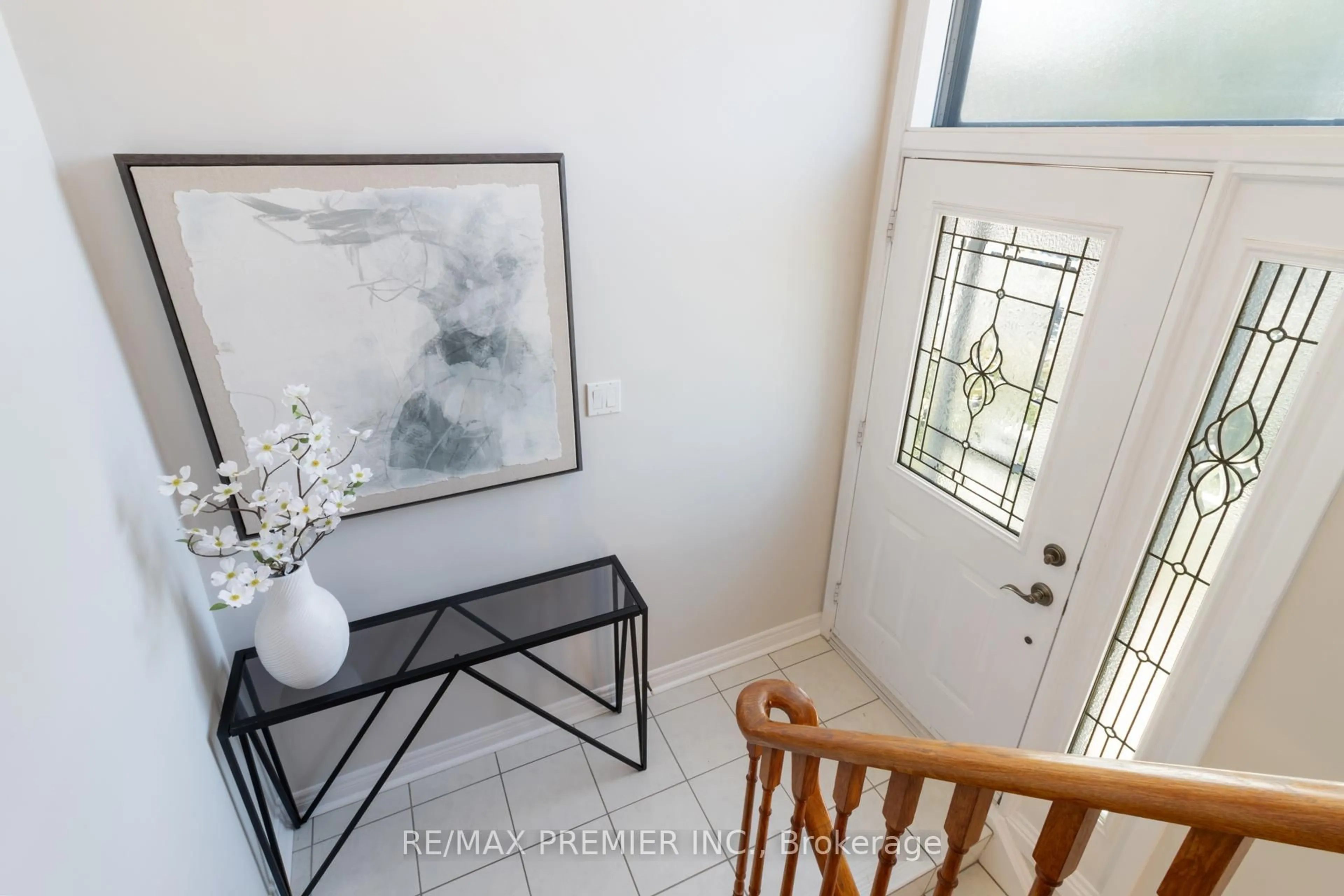 Indoor entryway for 9 Elana Dr, Toronto Ontario M3N 2C1