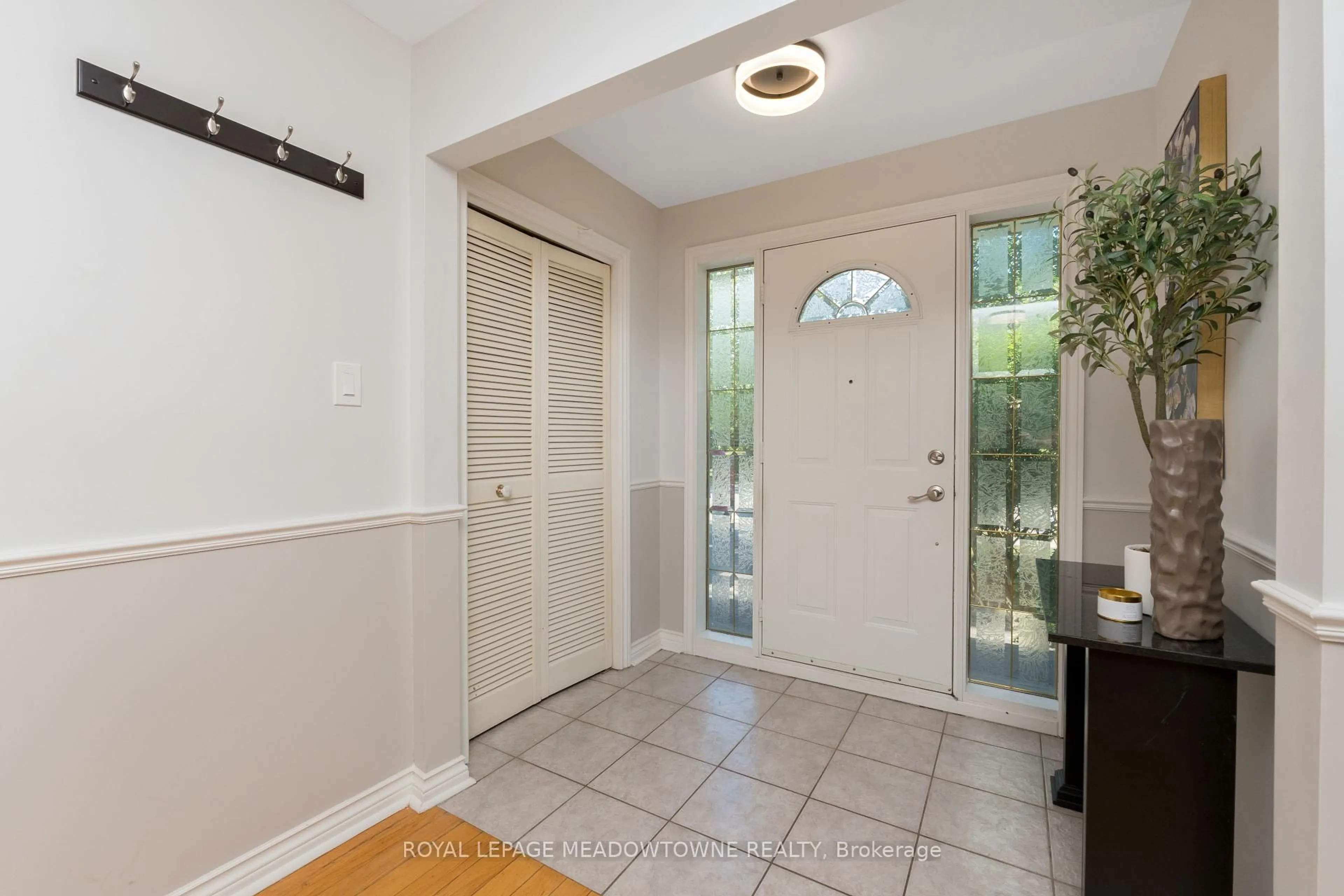 Indoor entryway for 1628 Woodeden Dr, Mississauga Ontario L5H 3S5