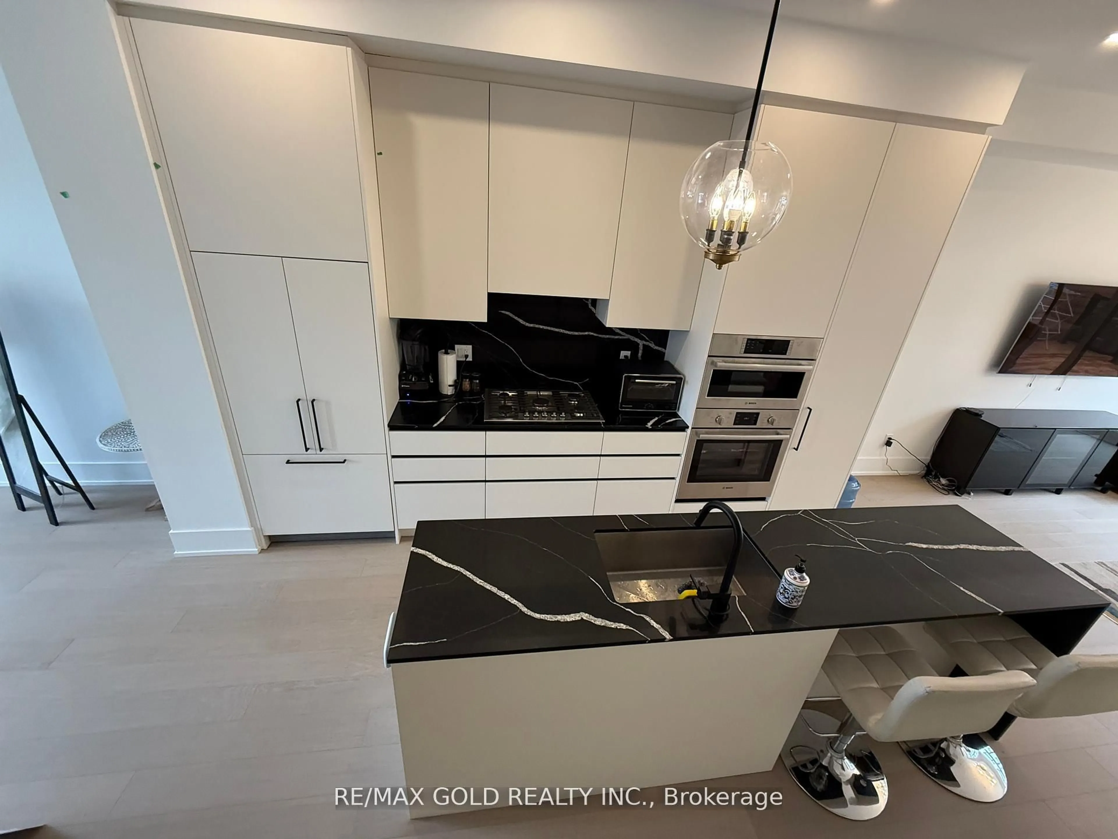 Contemporary kitchen, ceramic/tile floor for 80 Coveside Dr #71, Mississauga Ontario L5H 0B2