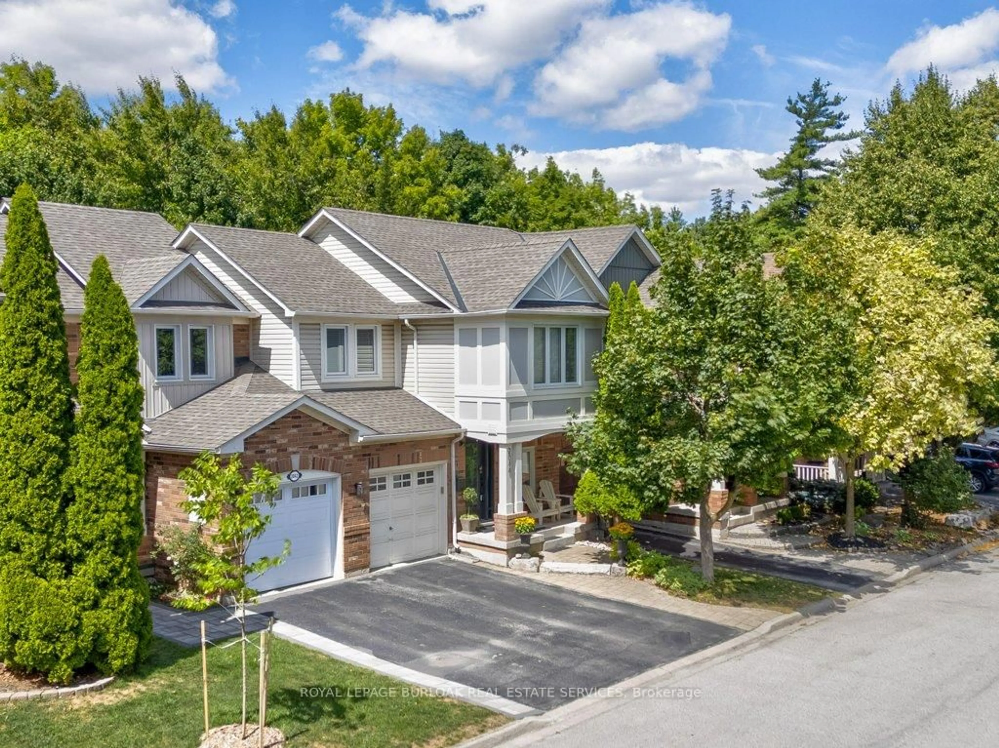 A pic from outside/outdoor area/front of a property/back of a property/a pic from drone, street for 2044 Broadleaf Cres, Burlington Ontario L7L 6S4