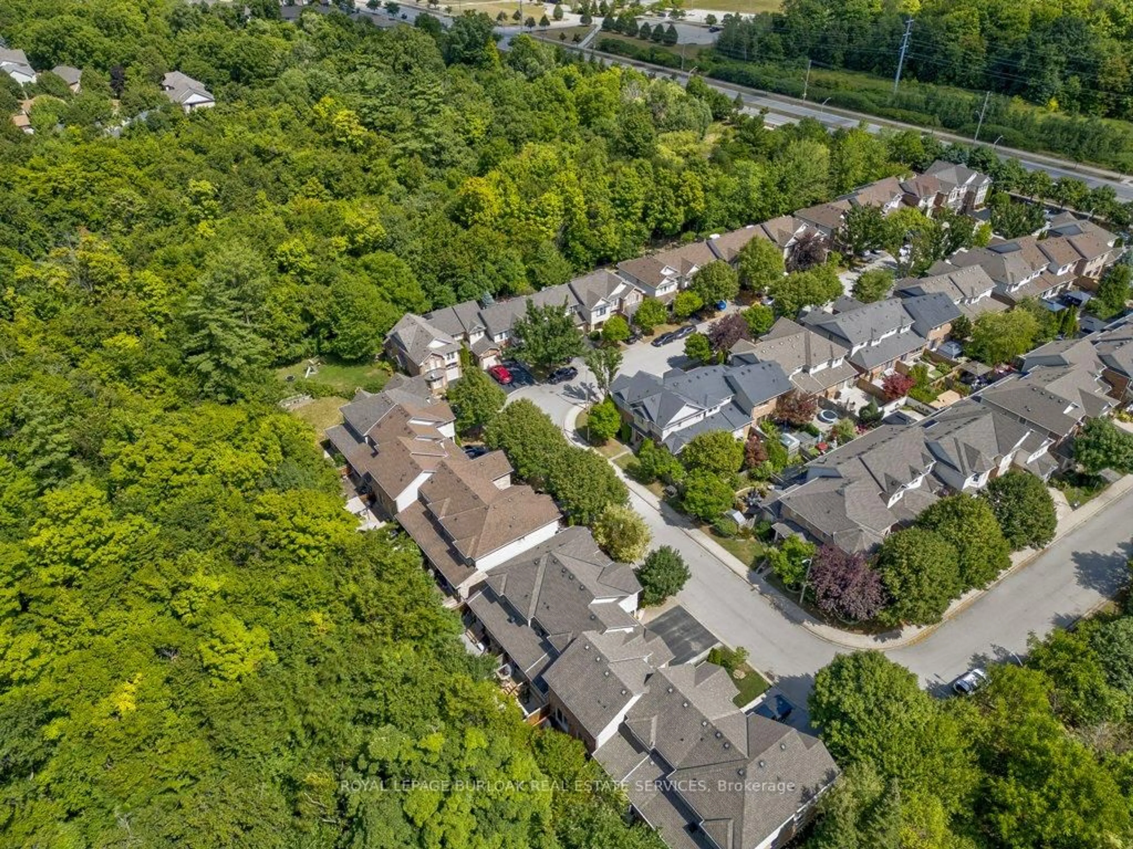 A pic from outside/outdoor area/front of a property/back of a property/a pic from drone, street for 2044 Broadleaf Cres, Burlington Ontario L7L 6S4