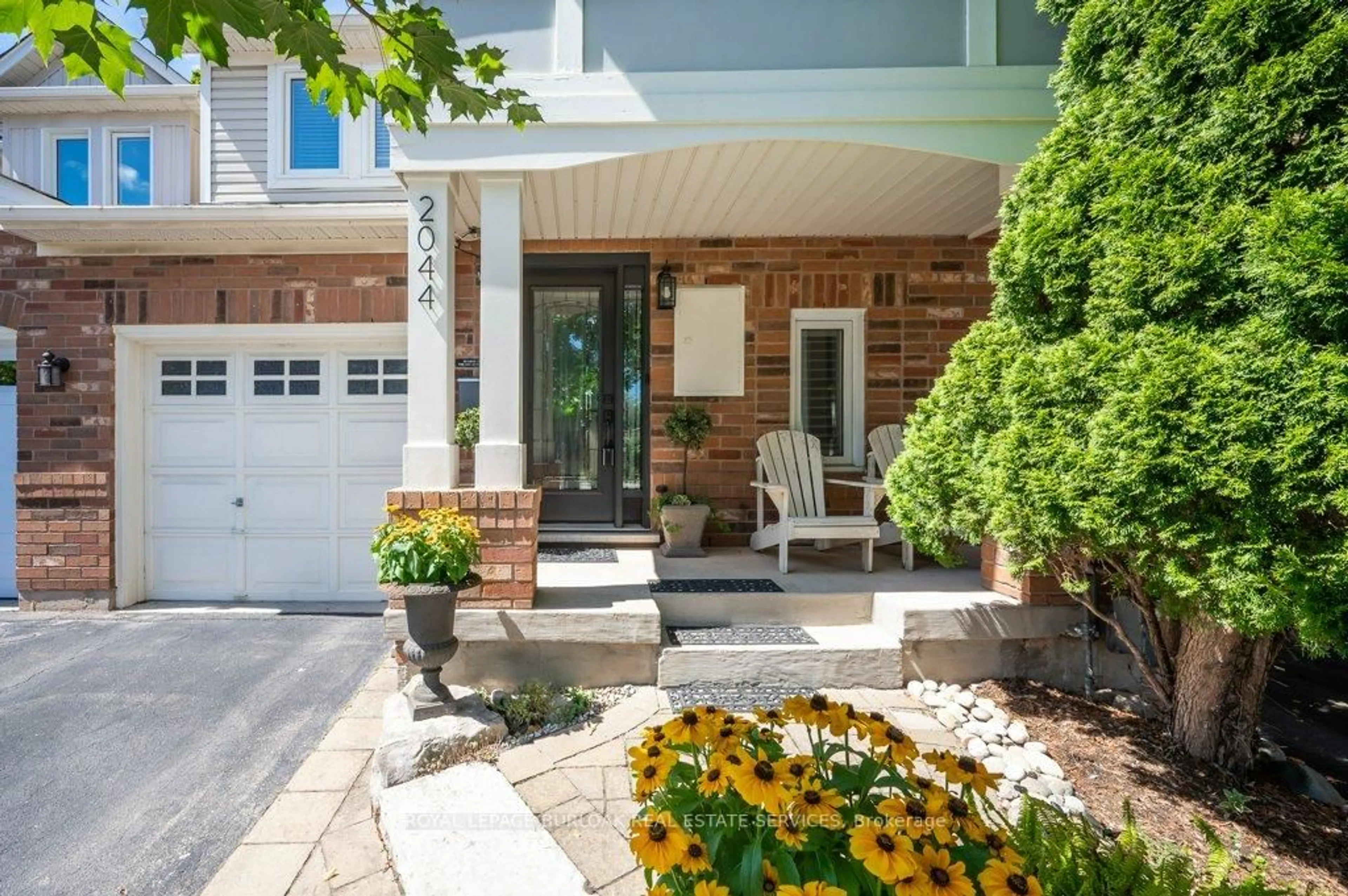 Home with brick exterior material, street for 2044 Broadleaf Cres, Burlington Ontario L7L 6S4