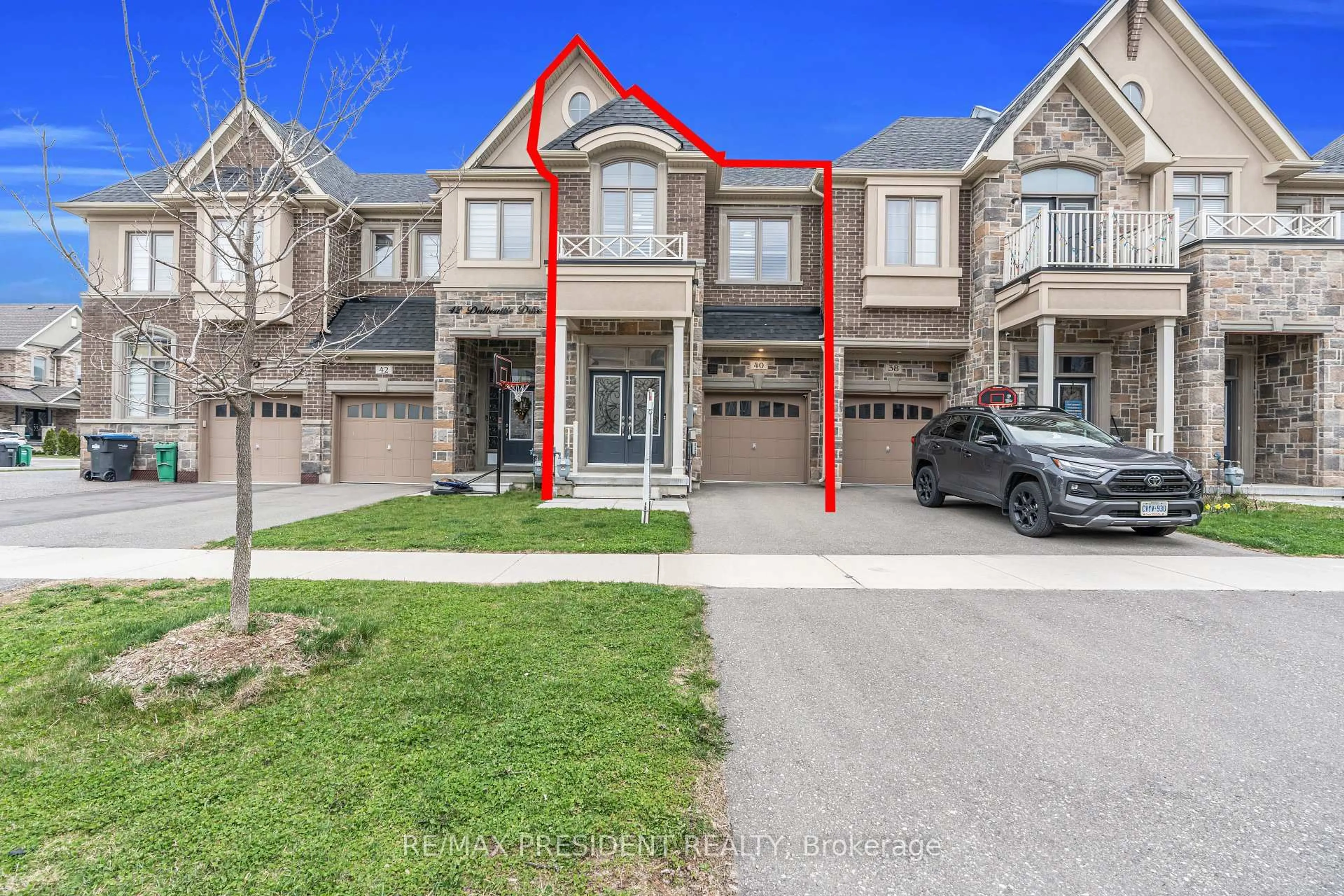 A pic from outside/outdoor area/front of a property/back of a property/a pic from drone, street for 40 Dalbeattie Dr, Brampton Ontario L6Y 6H6
