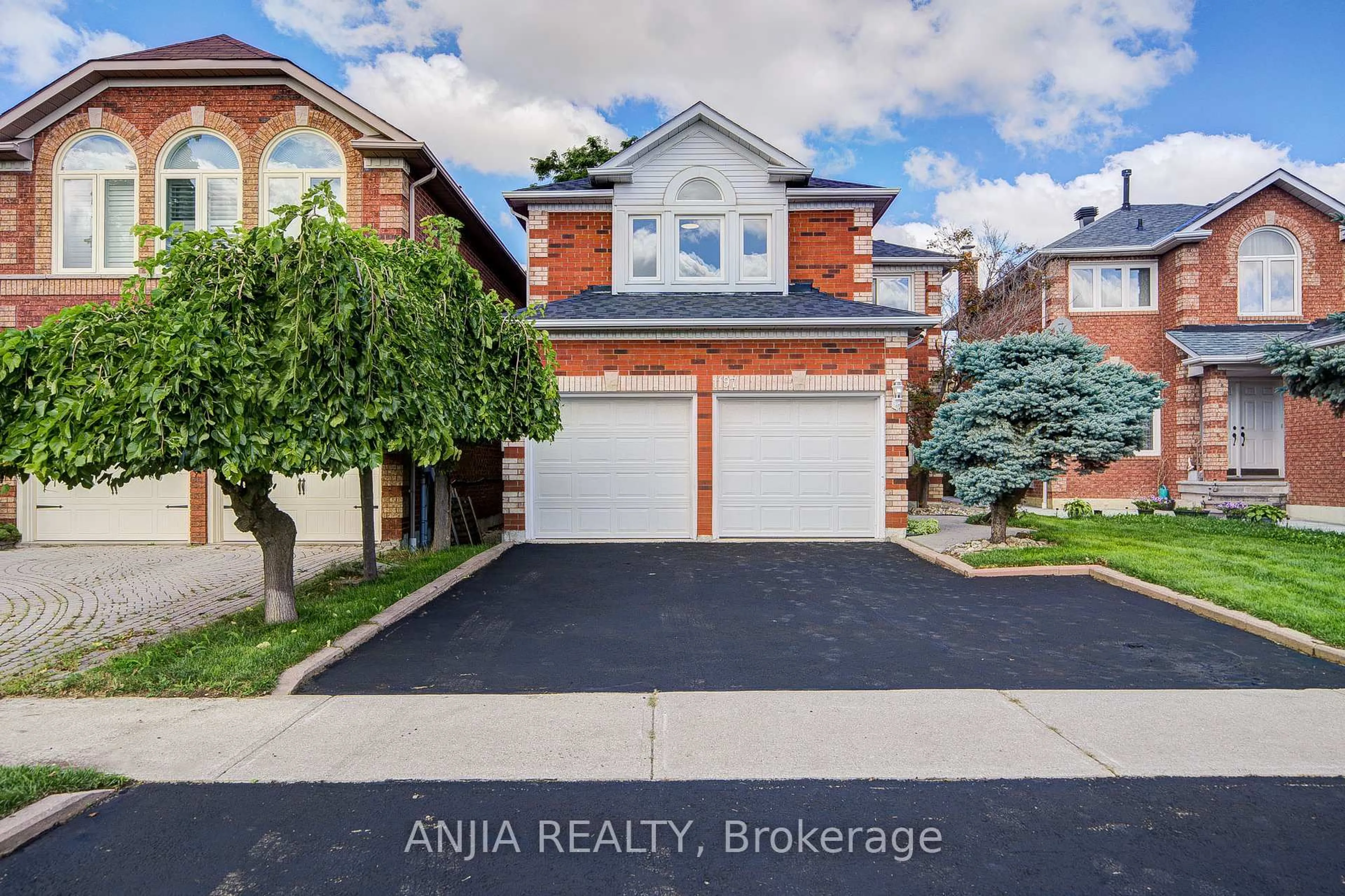 A pic from outside/outdoor area/front of a property/back of a property/a pic from drone, street for 1197 Dream Crest Rd, Mississauga Ontario L5V 1N7