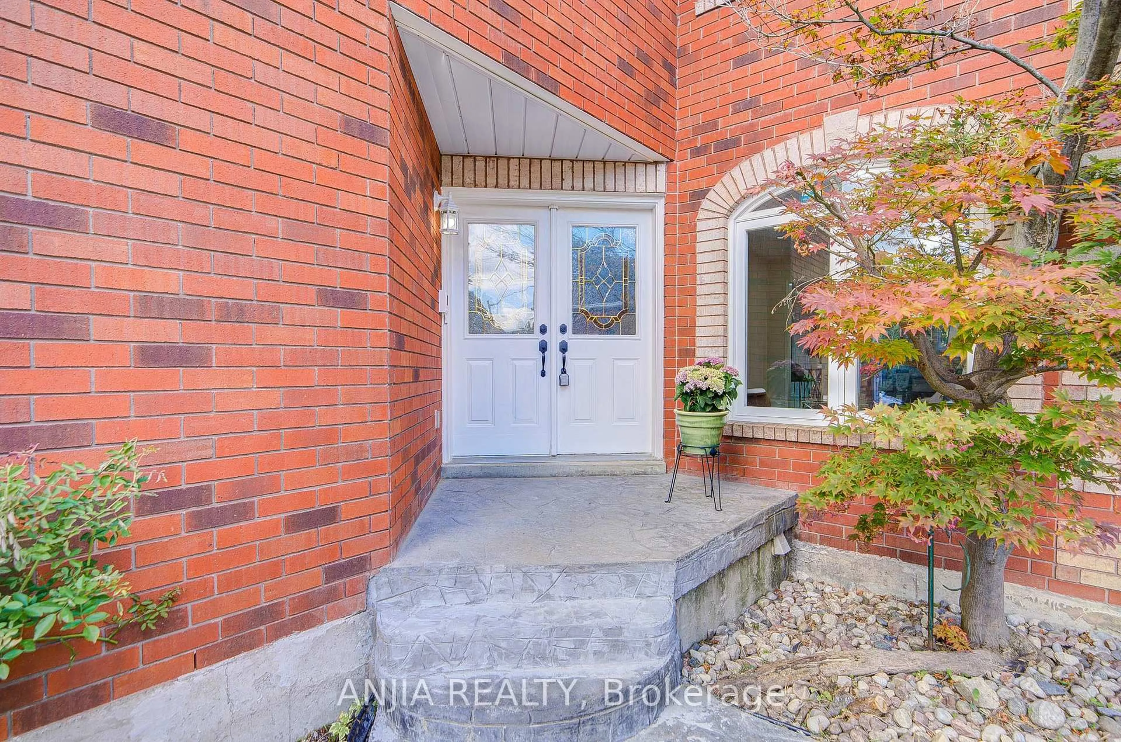 Indoor entryway for 1197 Dream Crest Rd, Mississauga Ontario L5V 1N7