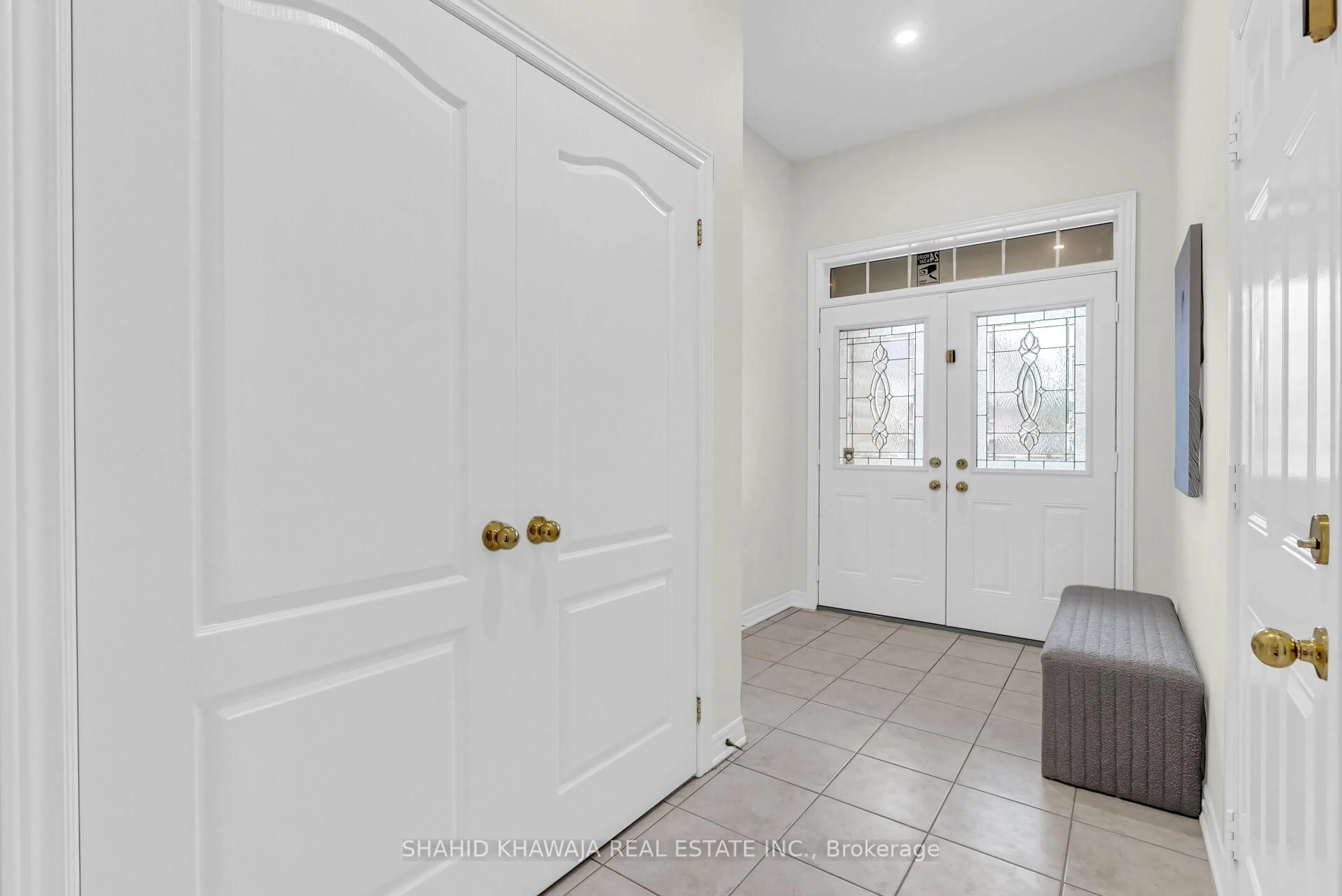 Indoor entryway for 1389 Craigleith Rd, Oakville Ontario L6H 0B7
