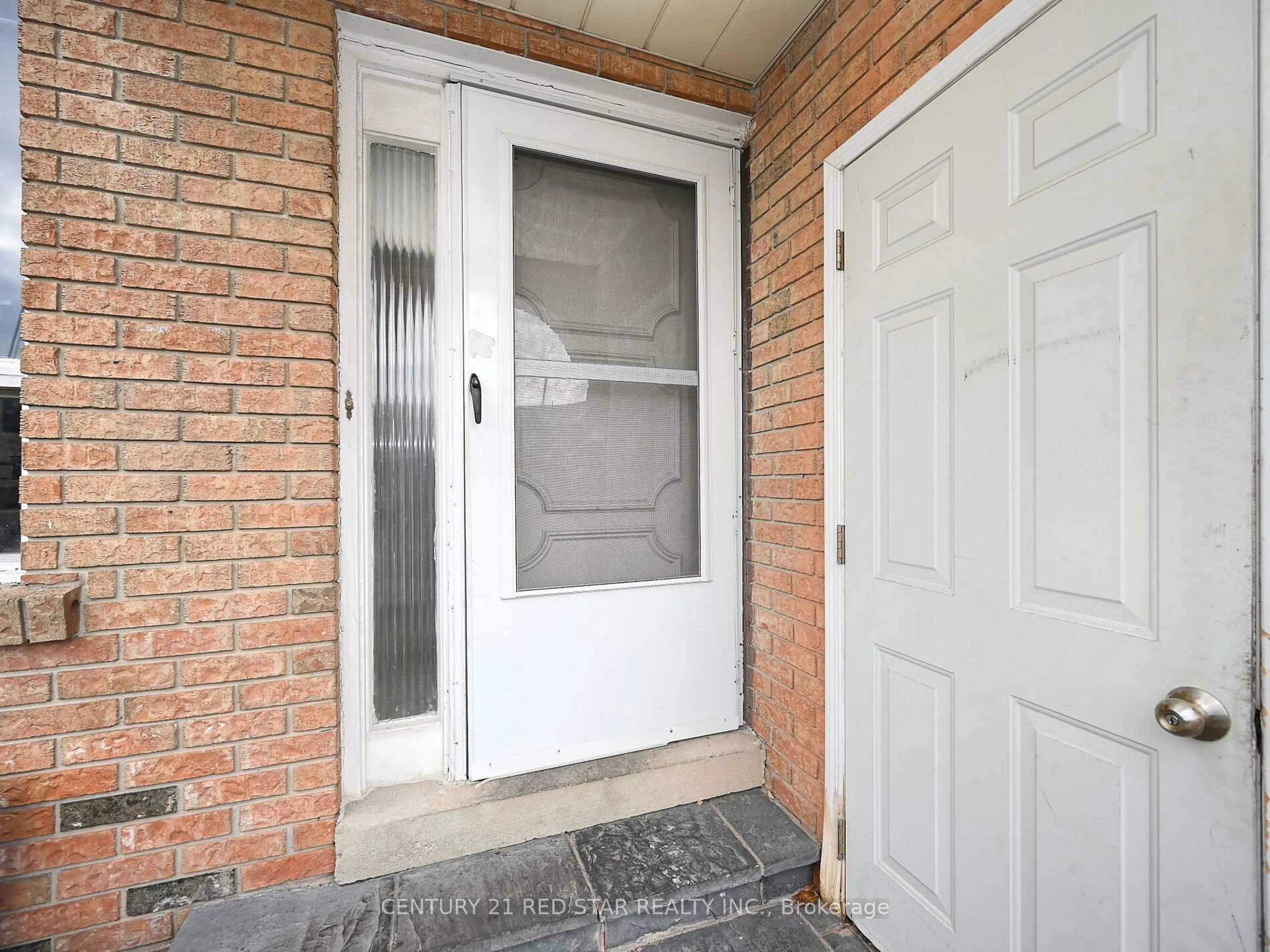 Indoor entryway for 433 Hansen Rd, Brampton Ontario L6V 3P6