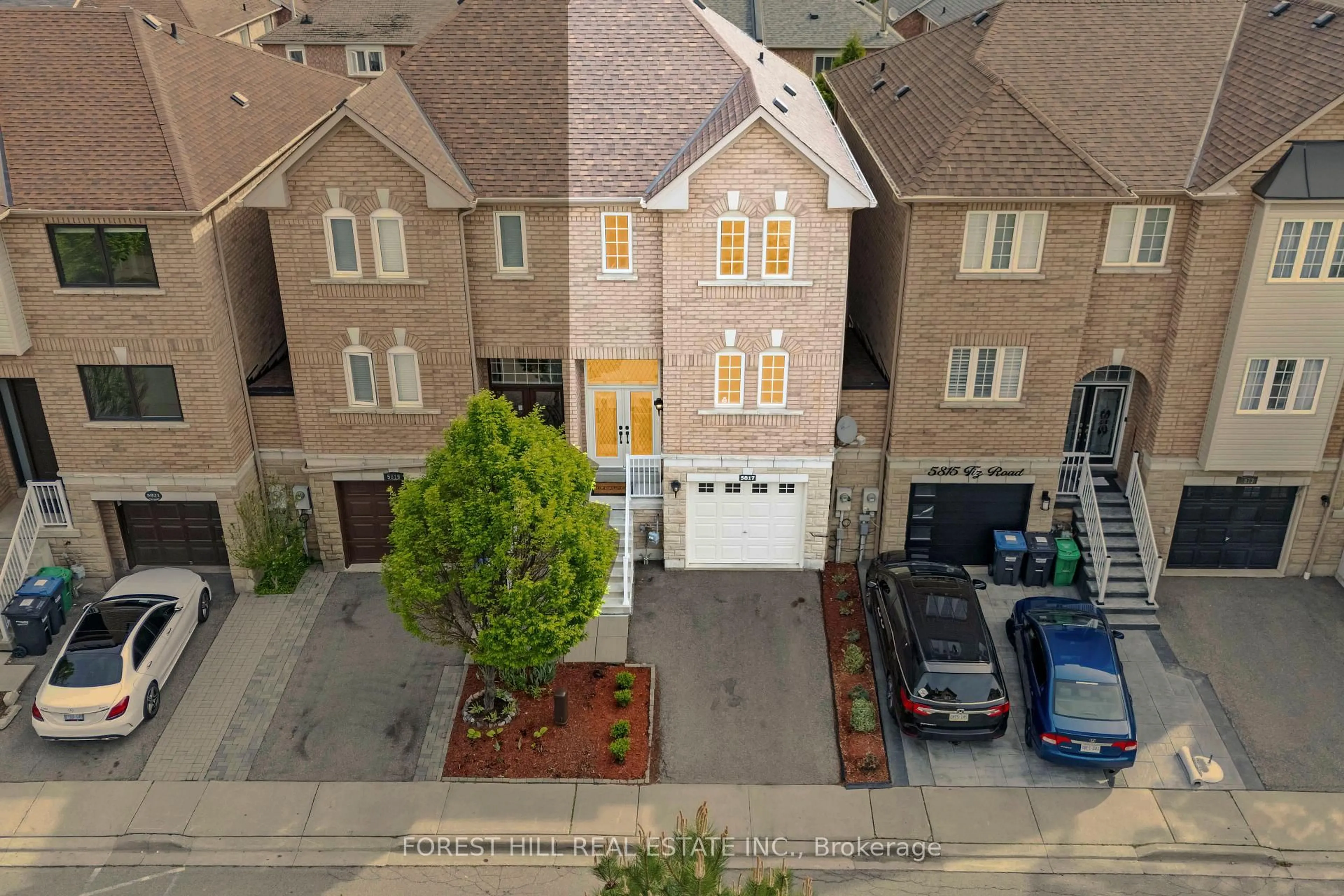 A pic from outside/outdoor area/front of a property/back of a property/a pic from drone, street for 5817 Tiz Rd, Mississauga Ontario L5R 0B6