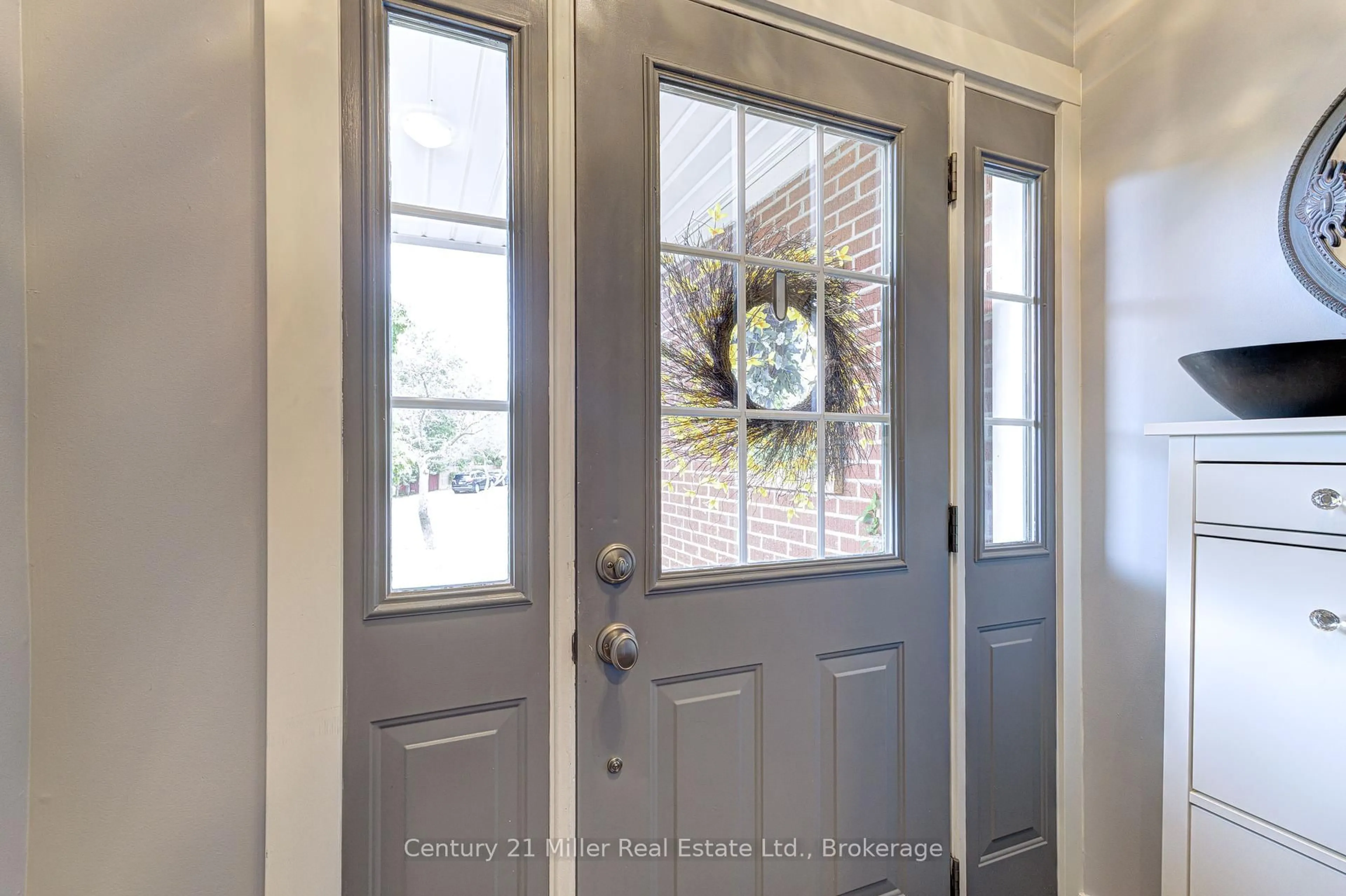 Indoor entryway for 1381 Christina Crt, Burlington Ontario L7P 2V8