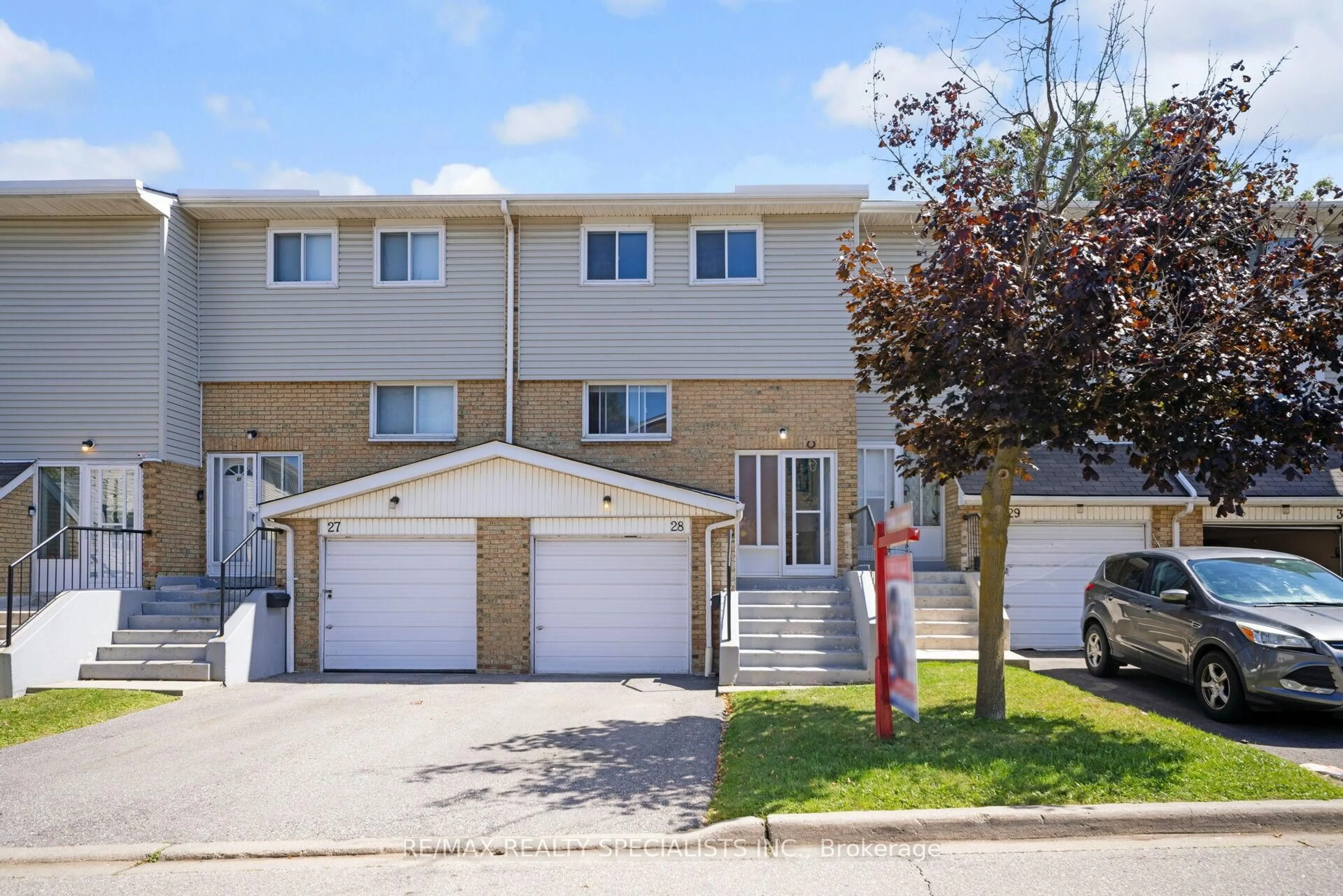 A pic from outside/outdoor area/front of a property/back of a property/a pic from drone, street for 28 Lincoln Crt, Brampton Ontario L6T 3Z2