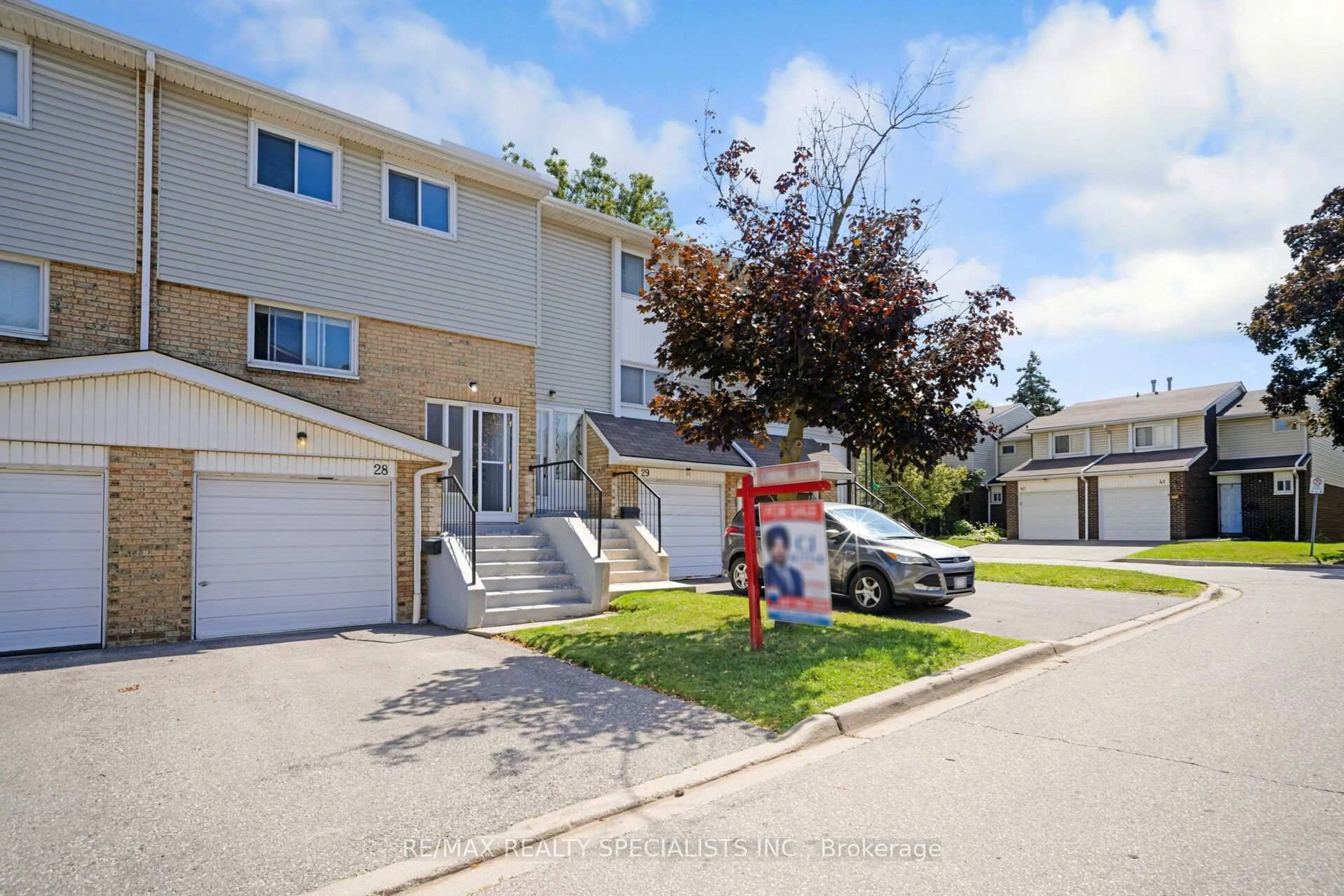 Unknown for 28 Lincoln Crt, Brampton Ontario L6T 3Z2