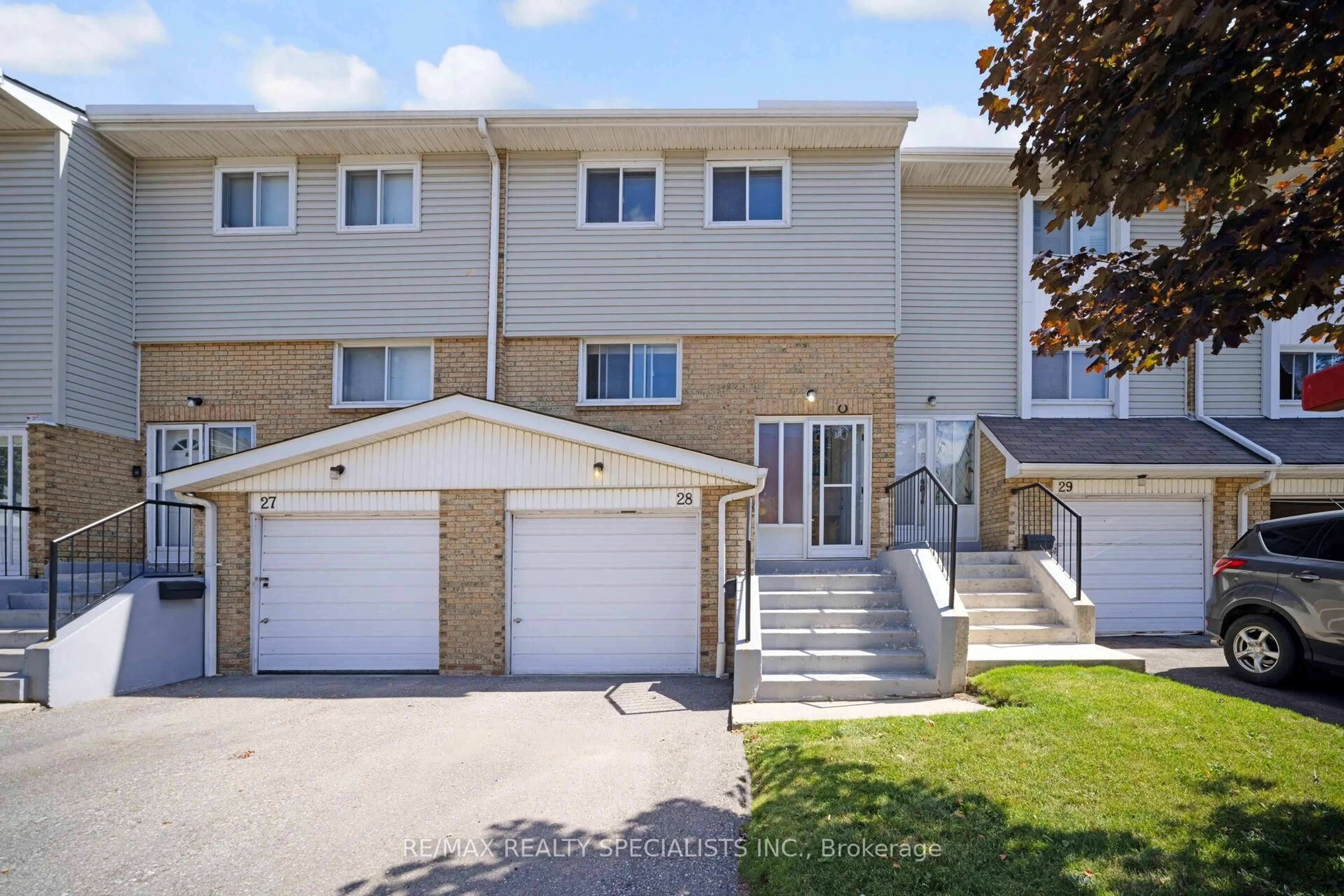 A pic from outside/outdoor area/front of a property/back of a property/a pic from drone, street for 28 Lincoln Crt, Brampton Ontario L6T 3Z2