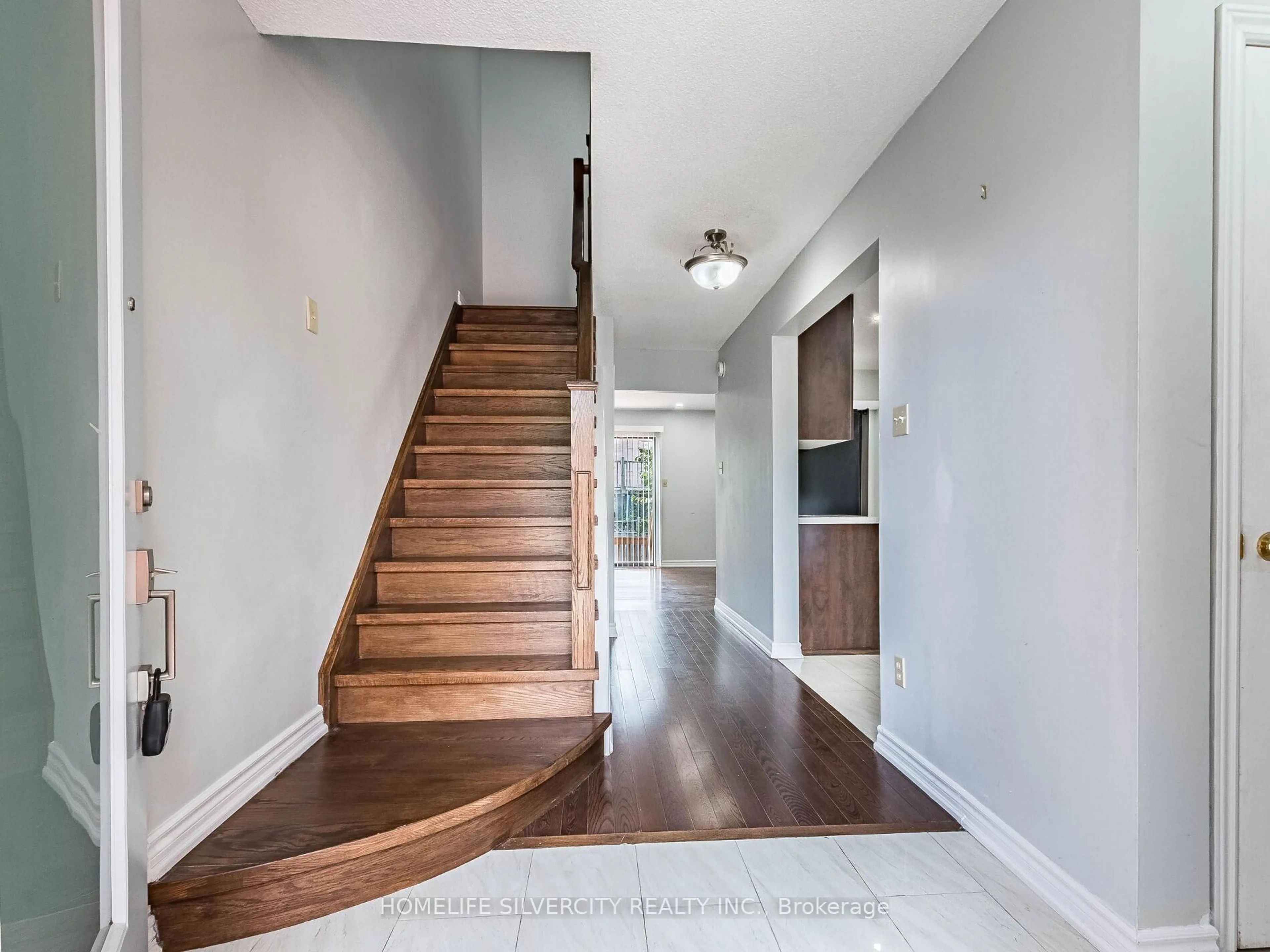 Indoor entryway for 30 Castlehill Rd, Brampton Ontario L6X 4E2
