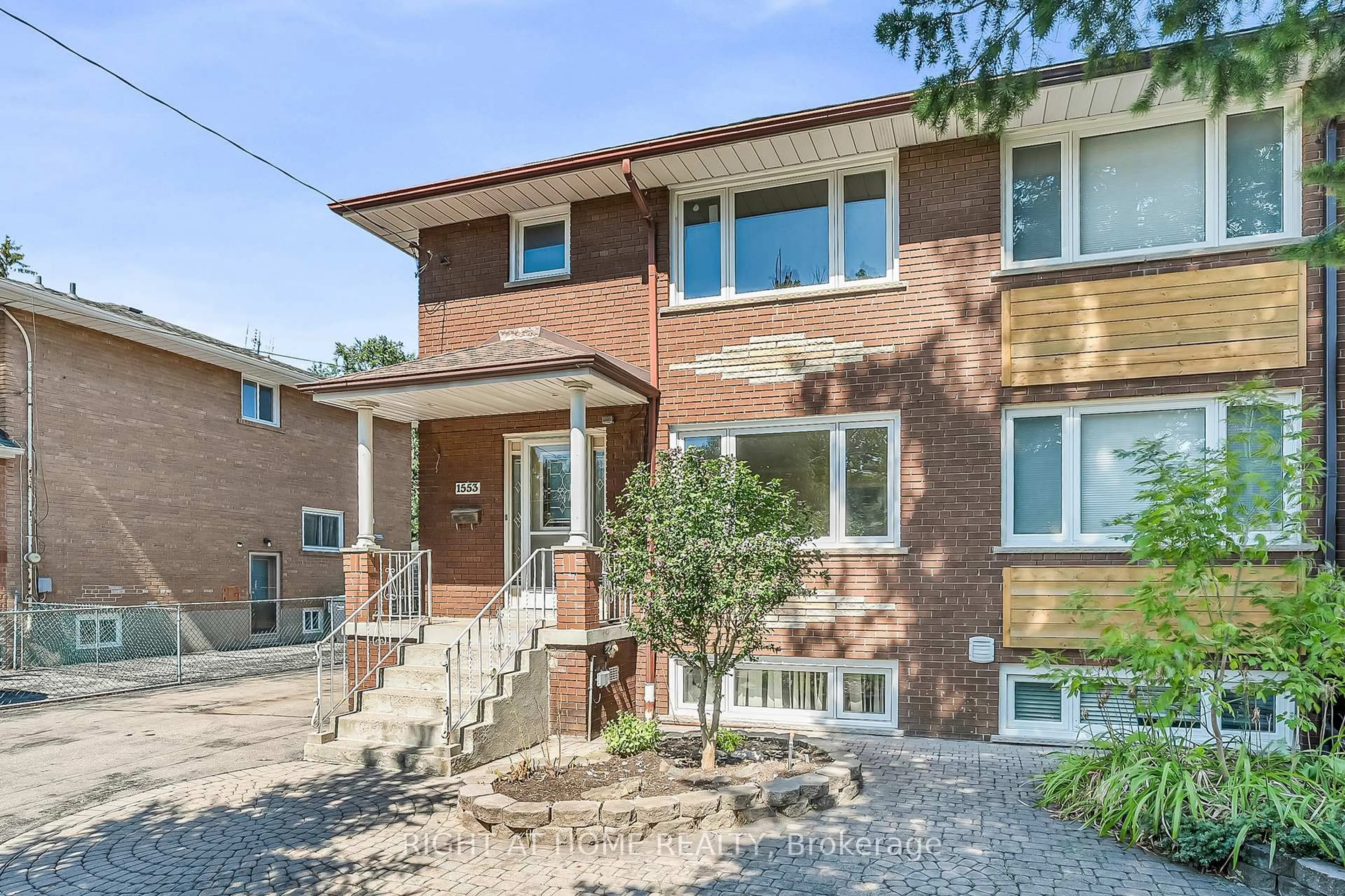 Home with brick exterior material, street for 1553 Northmount Ave, Mississauga Ontario L5E 1Y9