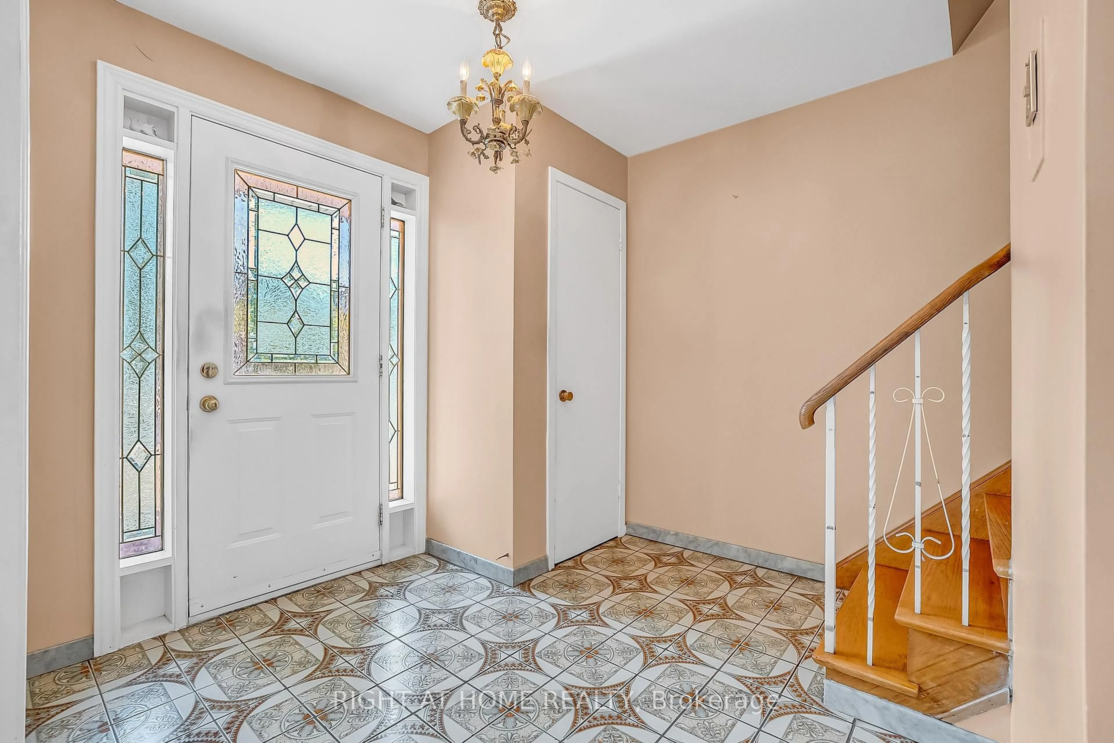 Indoor entryway for 1553 Northmount Ave, Mississauga Ontario L5E 1Y9