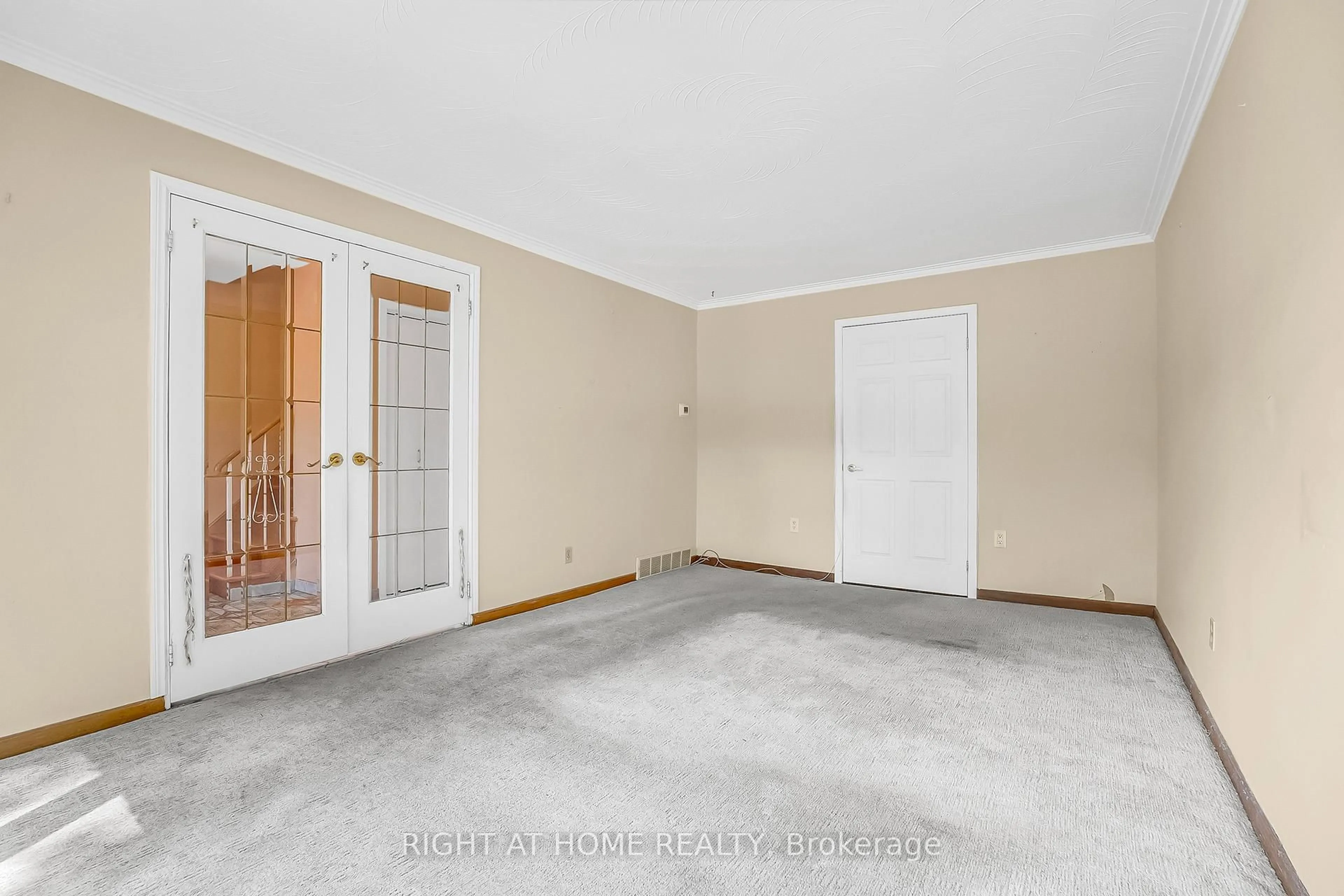 A pic of a room for 1553 Northmount Ave, Mississauga Ontario L5E 1Y9