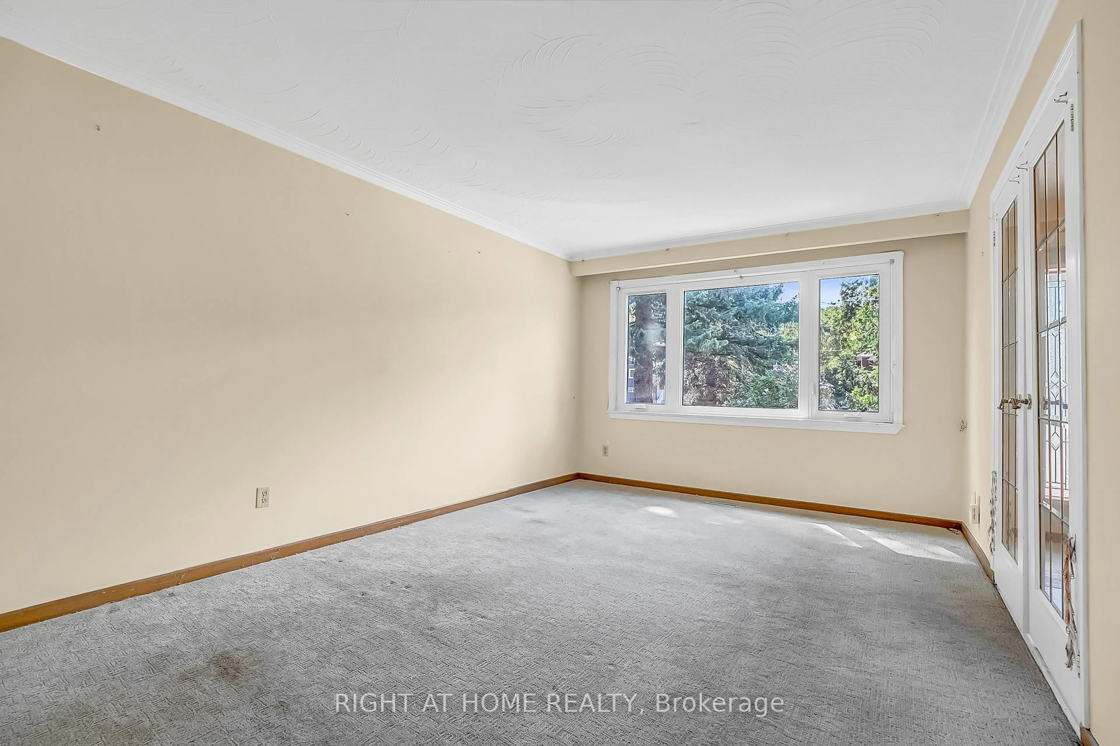 A pic of a room for 1553 Northmount Ave, Mississauga Ontario L5E 1Y9