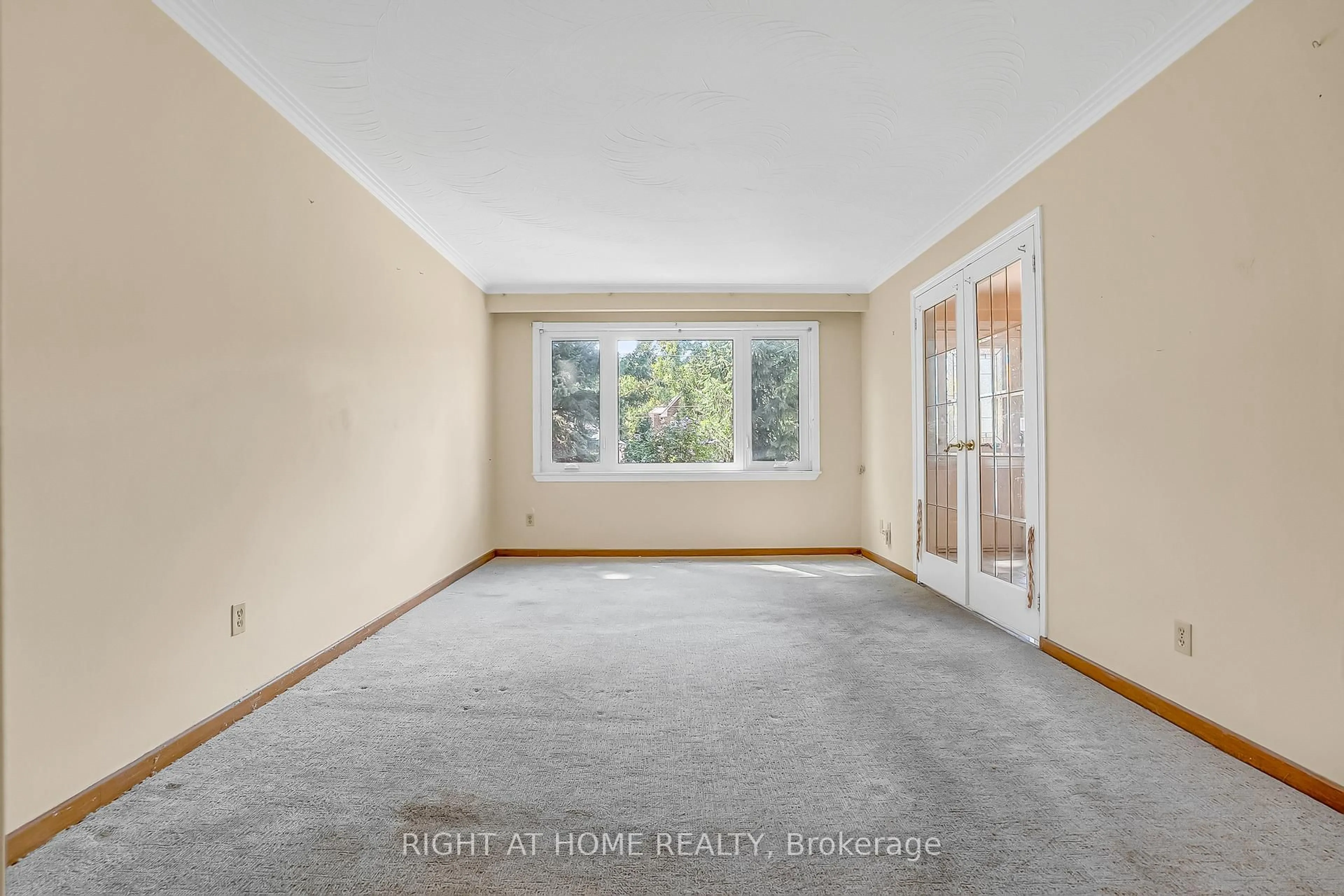 A pic of a room for 1553 Northmount Ave, Mississauga Ontario L5E 1Y9