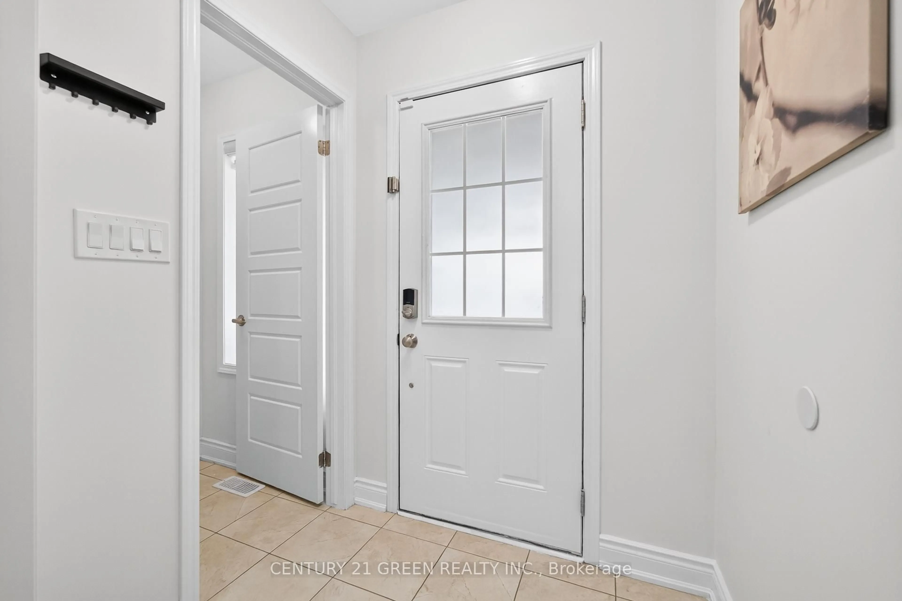 Indoor entryway for 118 Bond Head Crt, Milton Ontario L9E 1G5