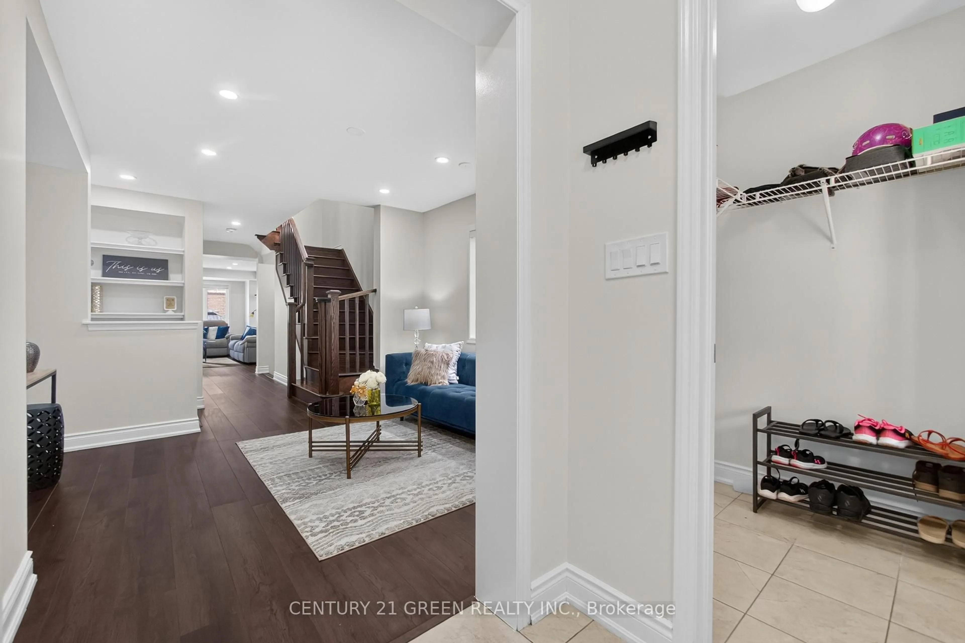 Indoor entryway for 118 Bond Head Crt, Milton Ontario L9E 1G5