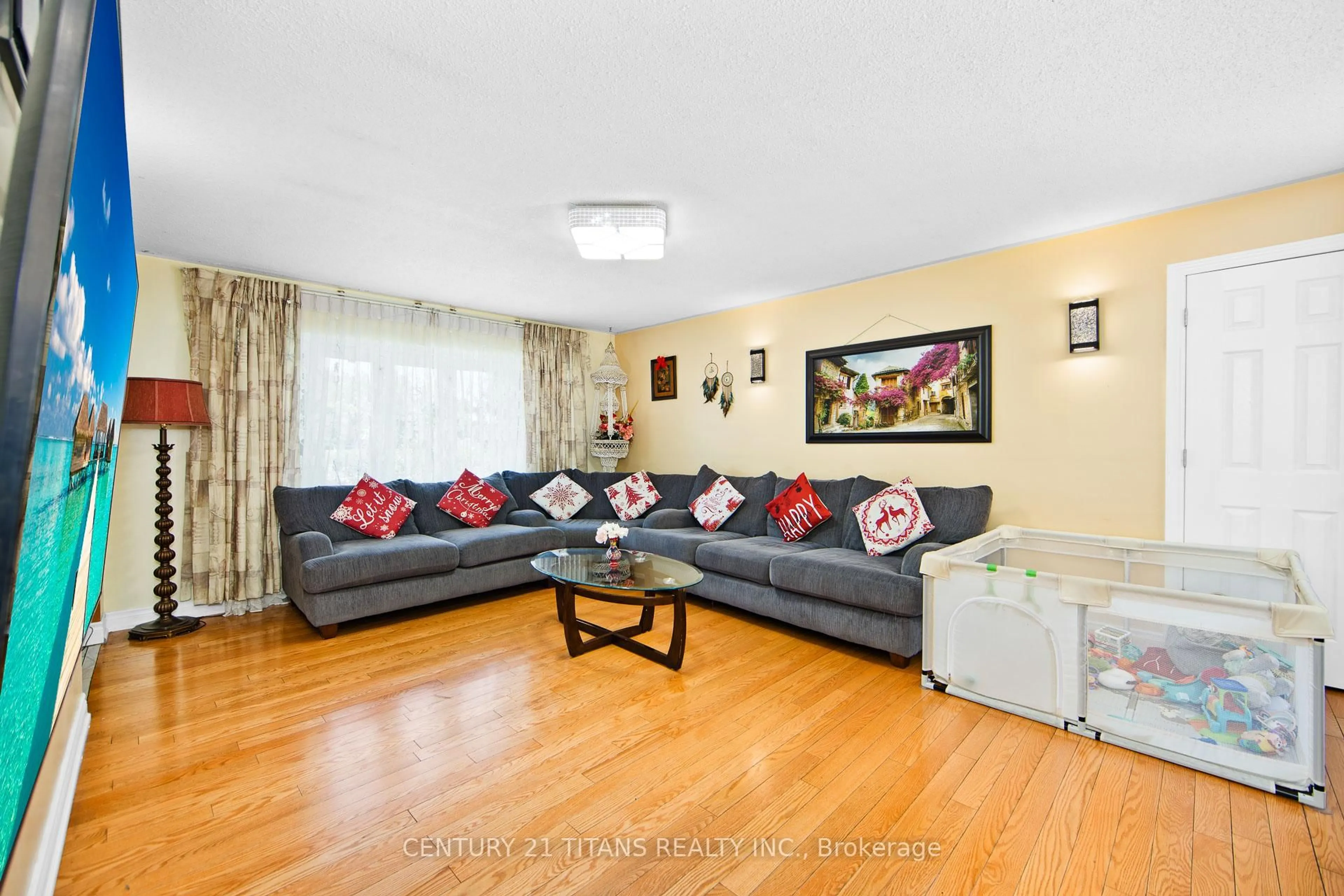 Living room with furniture, unknown for 7606 Netherwood Rd, Mississauga Ontario L4T 2P1