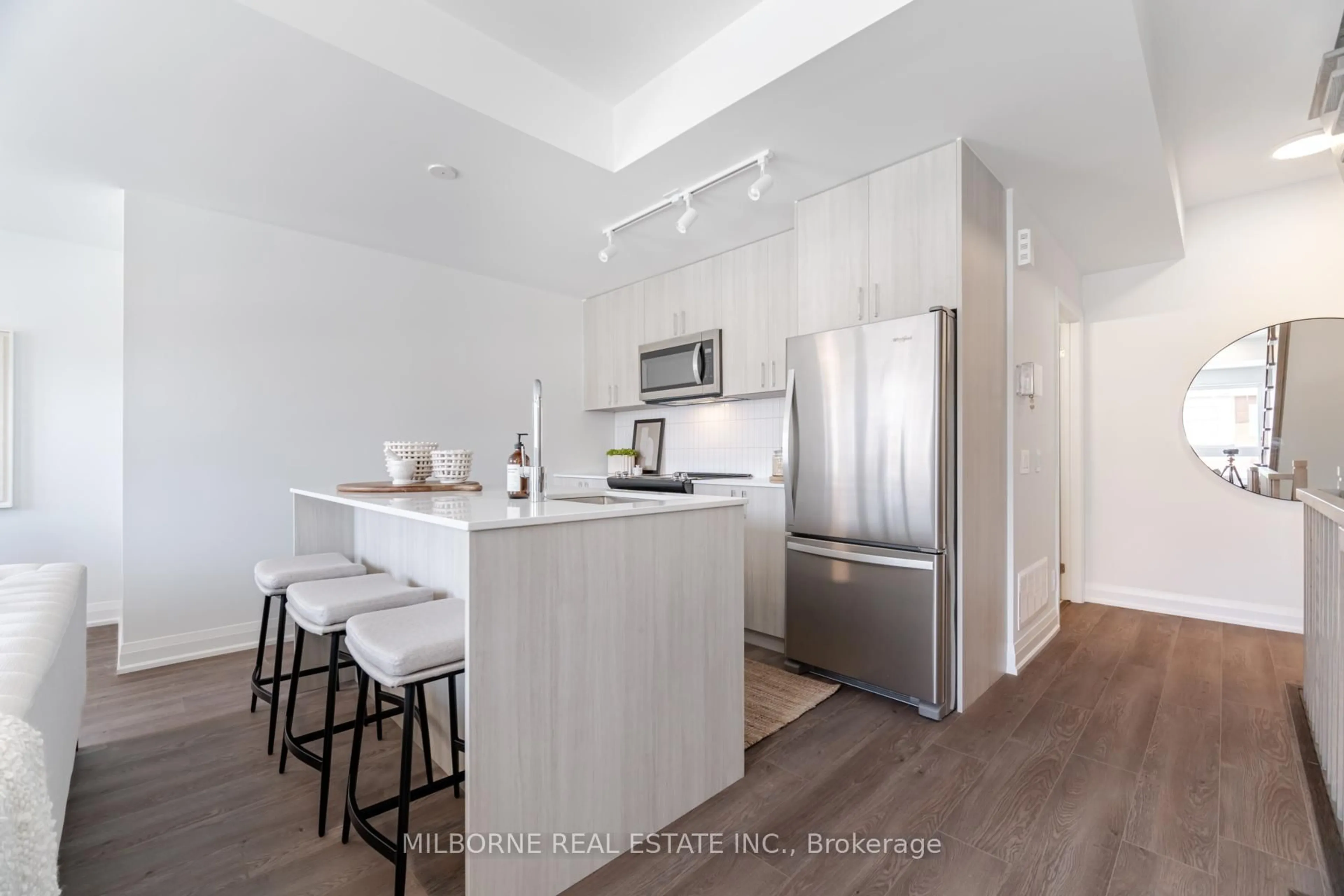 Open concept kitchen, unknown for 290 Ironside Dr, Oakville Ontario L6M 1R1