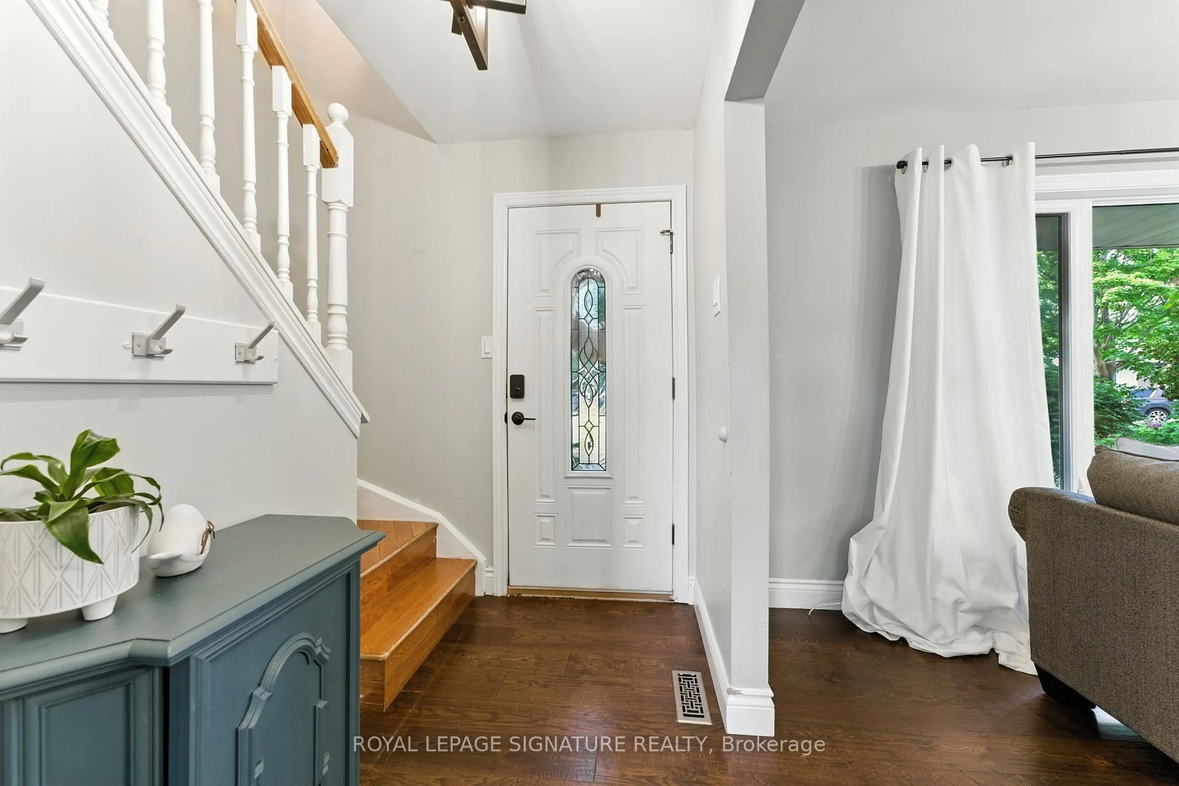 Indoor entryway for 778 Byng Crt, Milton Ontario L9T 3M3