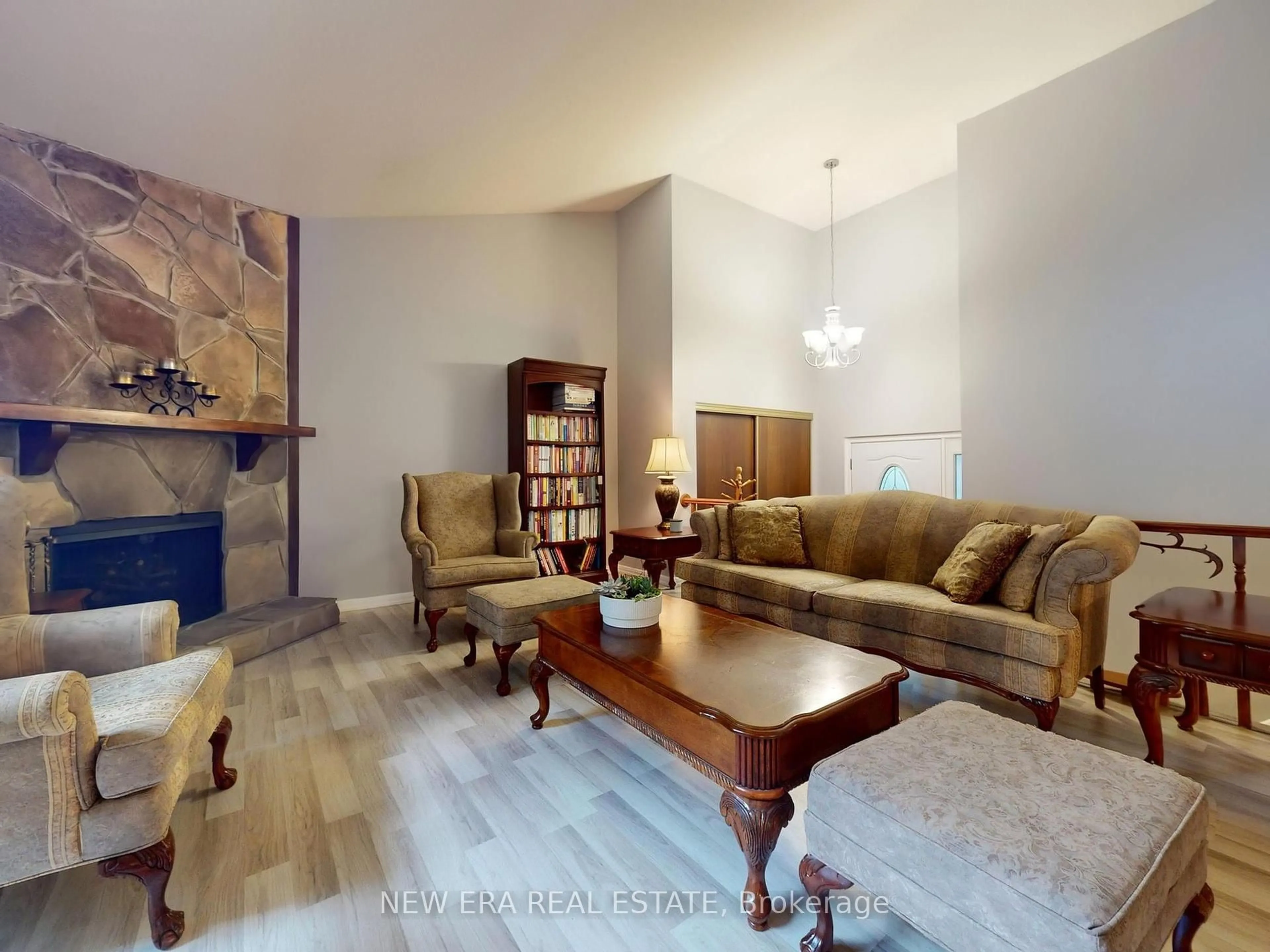 Living room with furniture, unknown for 2669 Inlake Crt, Mississauga Ontario L5N 2A6