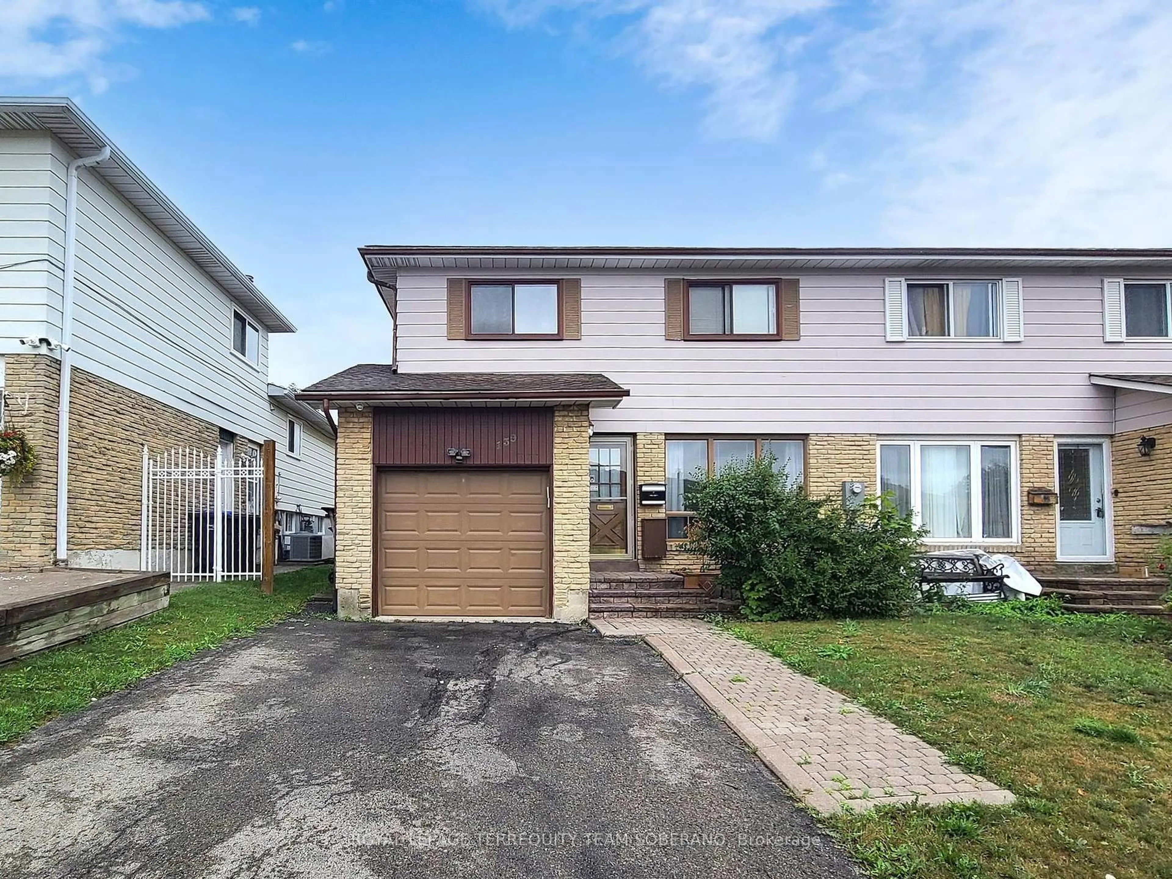 Home with vinyl exterior material, street for 139 Beech St, Brampton Ontario L6V 2Z2