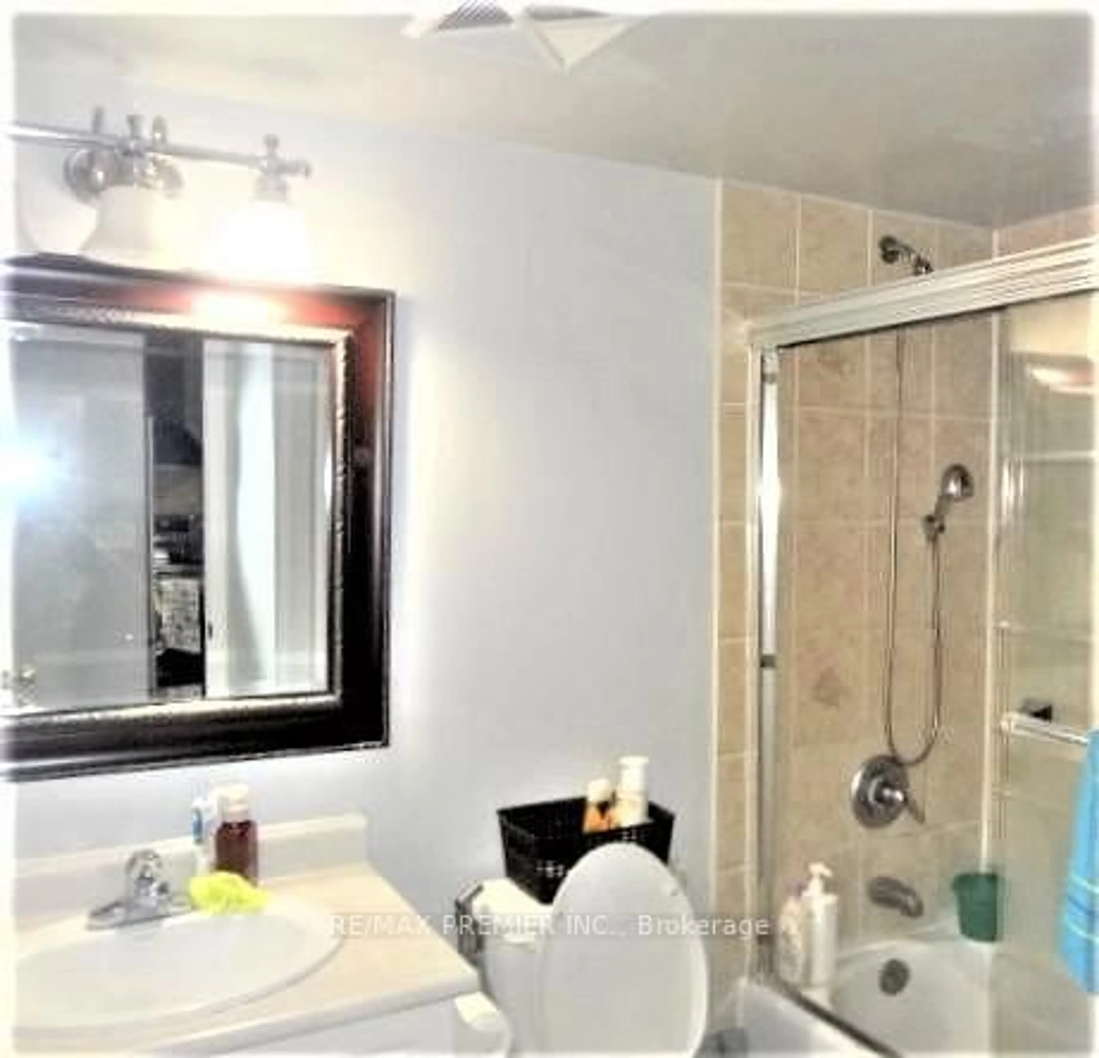 Standard bathroom, ceramic/tile floor for 3041 Finch Ave #2067, Toronto Ontario M9M 0A4