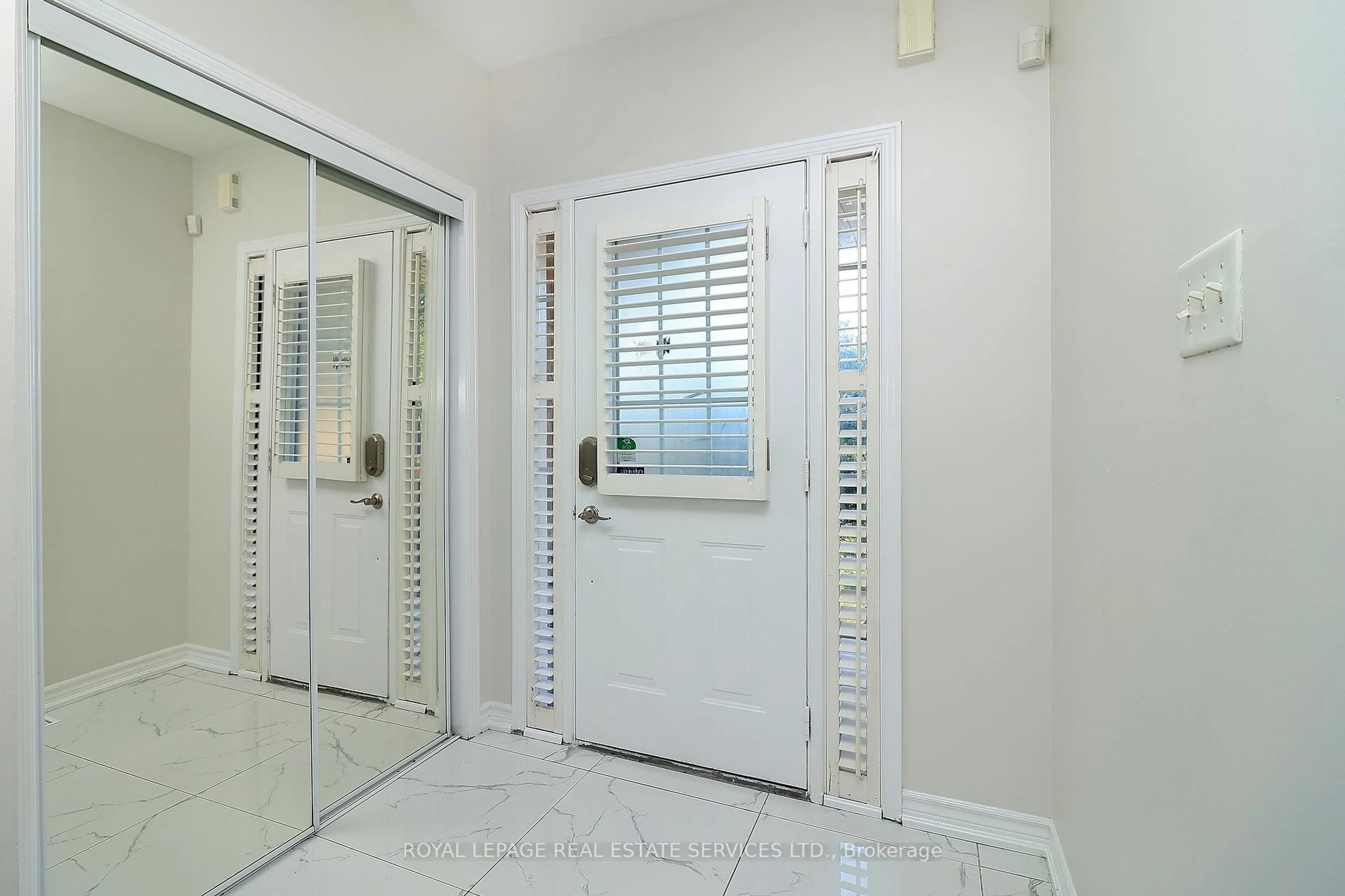 Indoor entryway for 1747 Cobra Cres, Burlington Ontario L7L 7L5